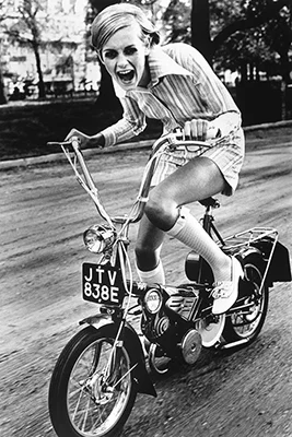 Ronald Traeger, Twiggy Battersea Park, London 1967