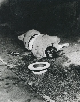 Weegee, Corpse With Gun, 1936