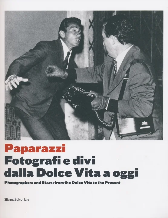 Cover to book Paparazzi Fotografi e divi dalla Dolce Vita a Ogg i, Dilvana Editoriale, 2017