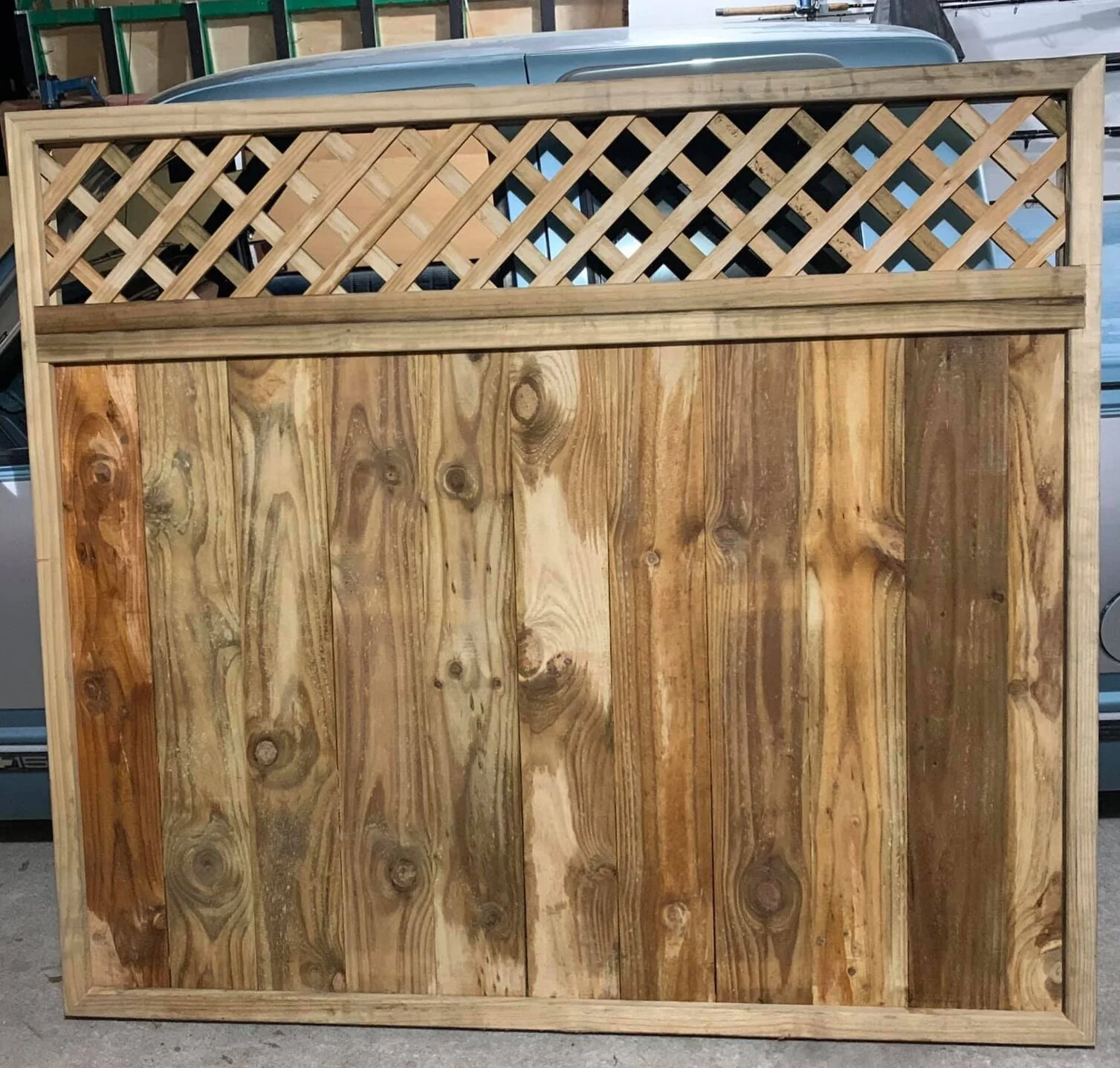Diagonal trellis top panel