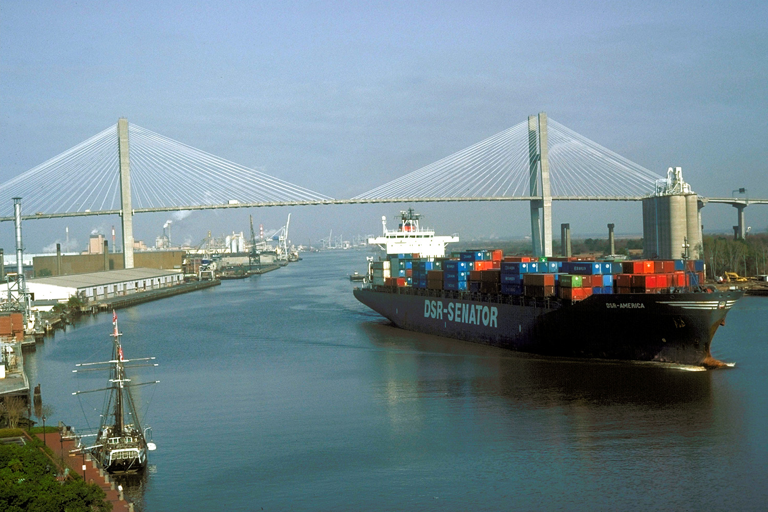 Eugene_Talmadge_Memorial_Bridge.jpg