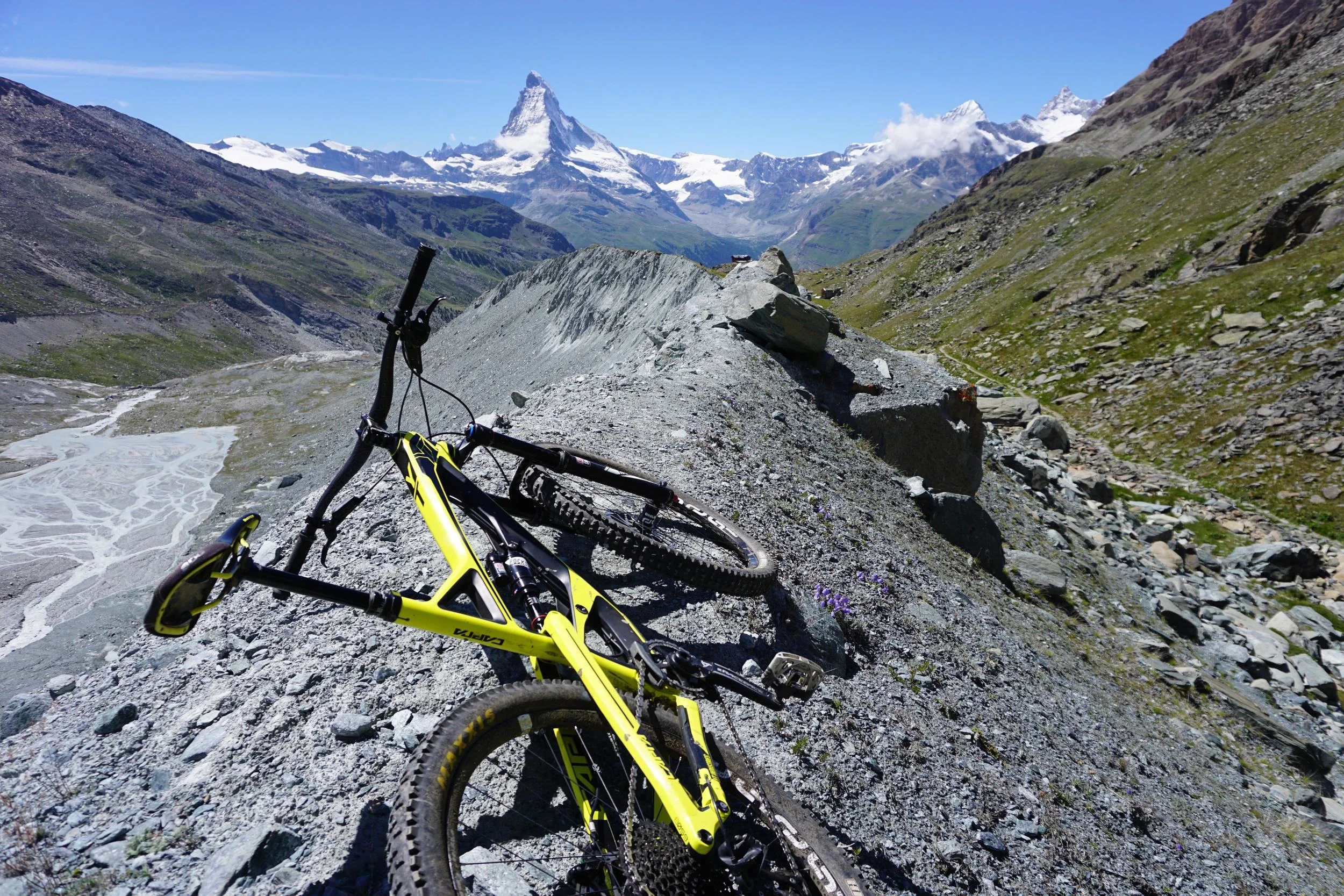 Riding the moraine ridge of the Findel Glacier