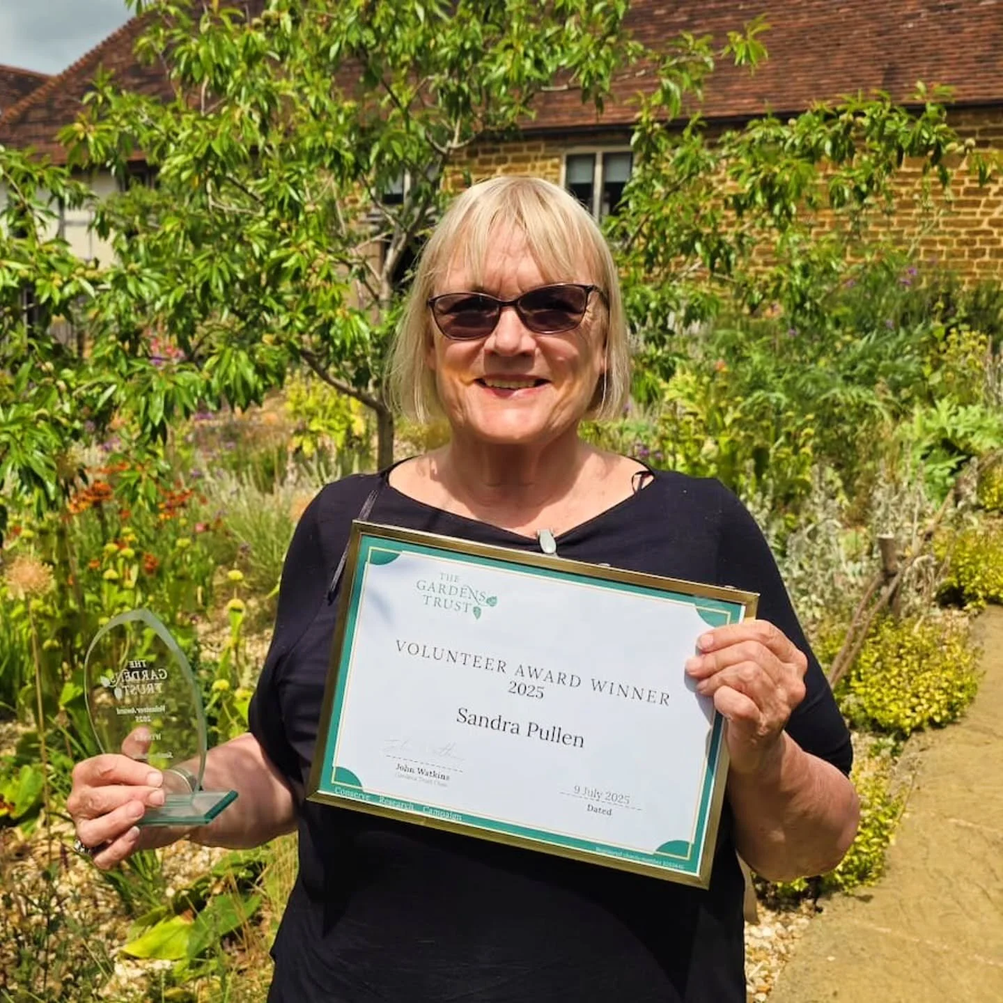🏅🎉 Congratulations to Sandra Pullen who has received the @thegardenstrust Volunteer Award 2025! As well as being a part of SGT, Sandra also volunteers for the national Gardens Trust. She was nominated for her contribution to the Gardens Trust&rsquo