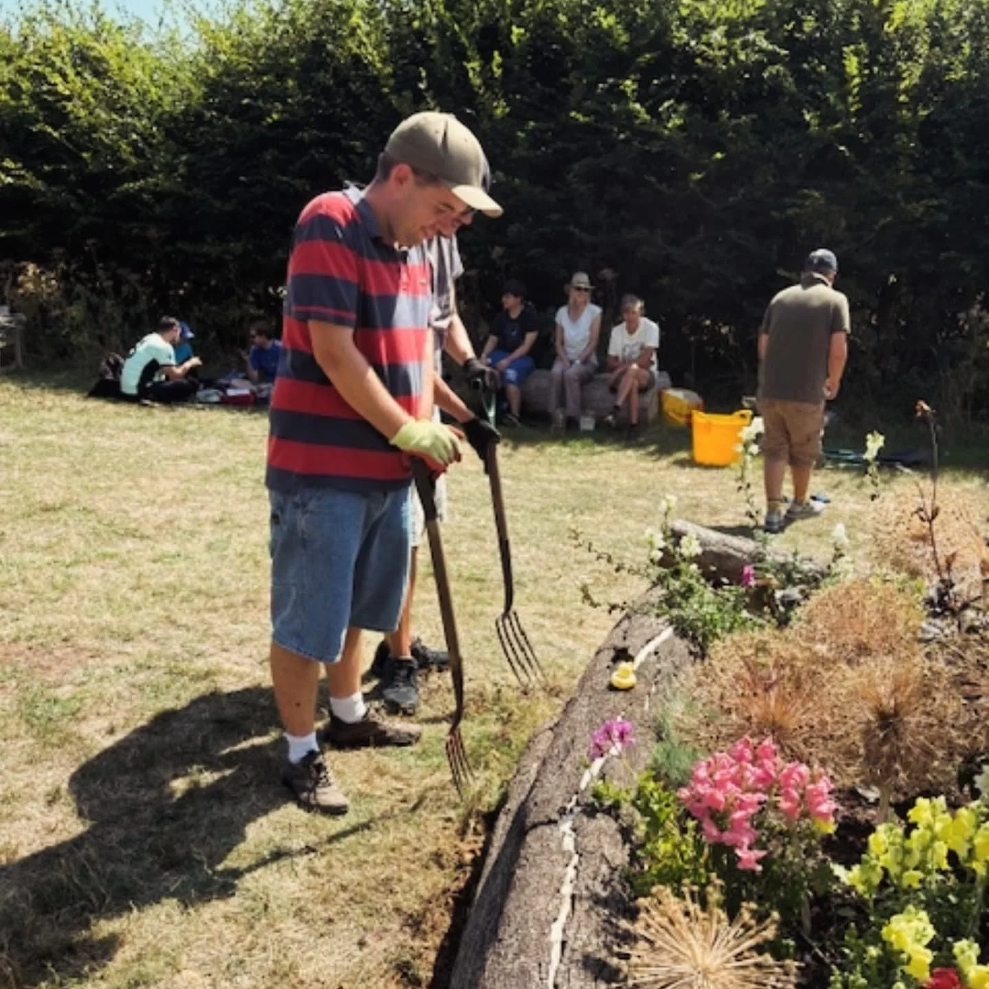 A lovely trip to @westhorsleyplace with the wonderful @thehalowproject earlier this month ☀️ We spent a very hot day doing some gardening with this group with learning disabilities as part of our Gateway Programme, which aims to make historic gardens