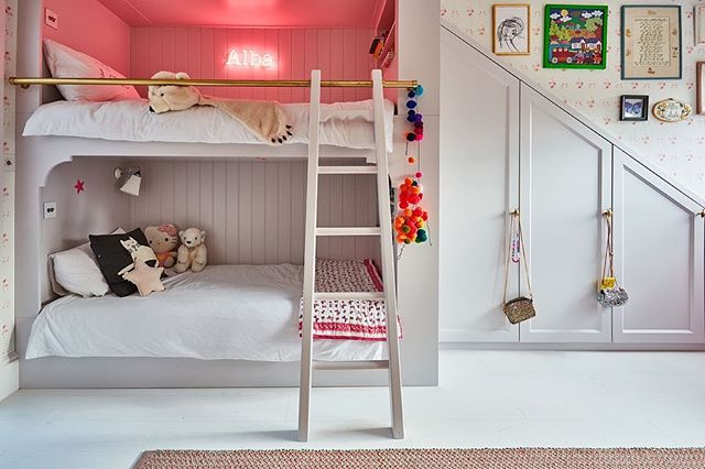 We loved designing this little girls room. Our client chose a gorgeous @cabbages_and_roses wallpaper which we decided to use on all the walls and ceiling! Bespoke bunk beds and wardrobes- made the most out of this space. Sleepover ready 💕 #bespoke #