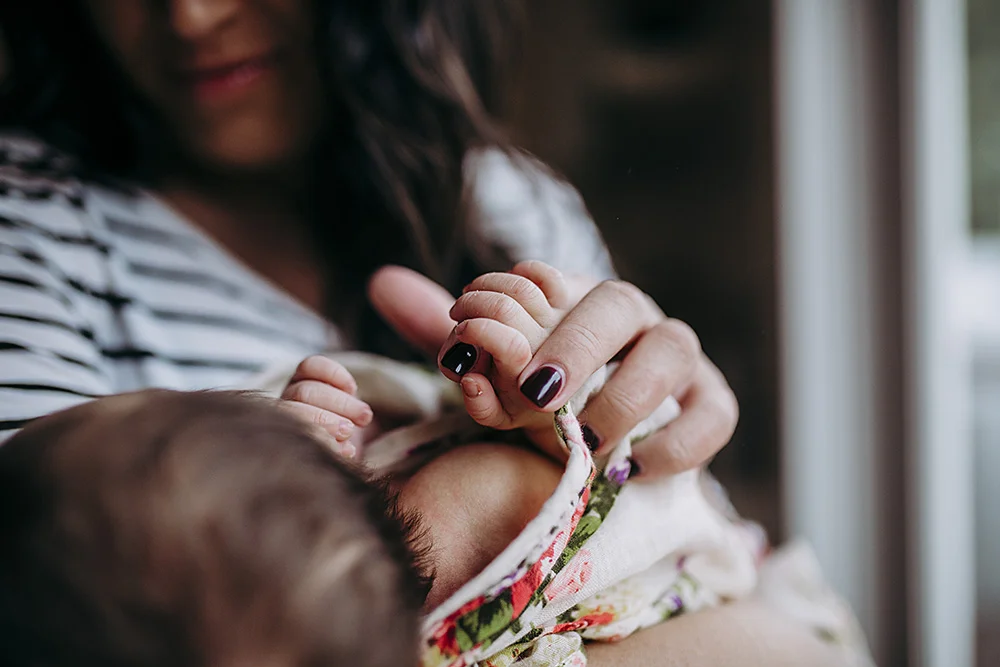 Holding mums fingers | Lauren Kennedy Photographer