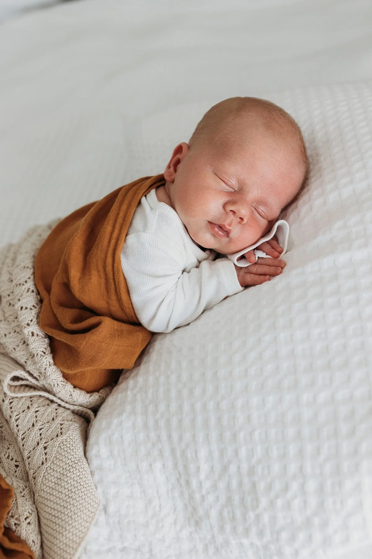 Back to regular programming haha! I feel like everything has been about the Christmas minis so now they are on sale we can get back to the cuteness overload that is my job.  How lucky am I that I get to cuddle tiny babies for work 🥹
.
.
#hawkesburyn