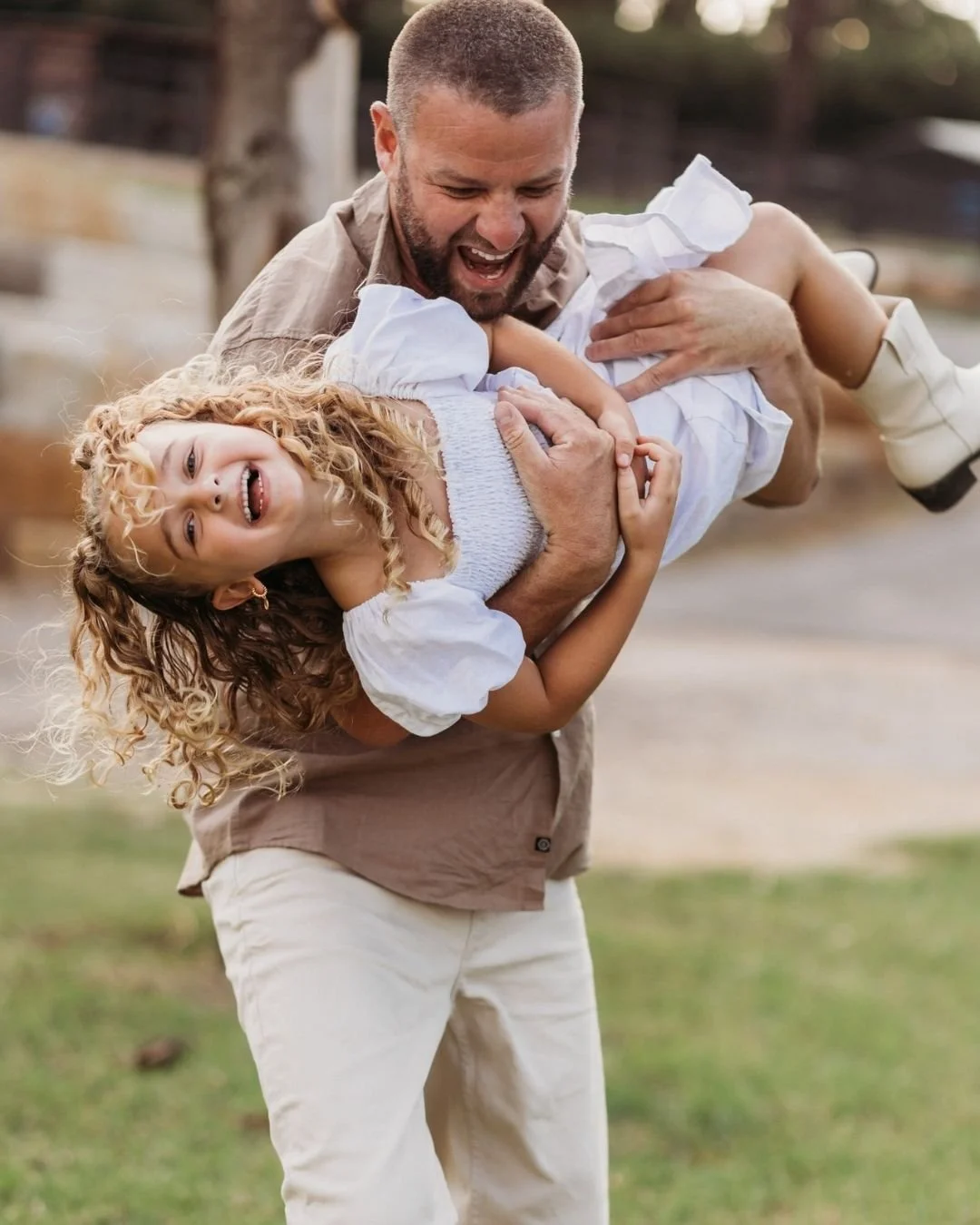 So this was meant to be for fathers day but as usual I am behind with all of my posting 😂 These ones are too cute not to share those so take this as a reminder that Christmas is coming and this moments go by way to fast, let me capture them for you.