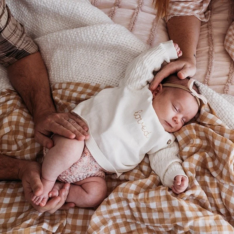 So loved 🥰 look at those chubby little legs 🐥
.
.
#hawkesburynewbornphotographer #sydneynewbornphotographer #hillsdistrictnewbornphotographer #bluemountainsnewbornphotographer #hillsdistrictmums #lifestylenewborn #relaxednewbornphotography #hawkesb