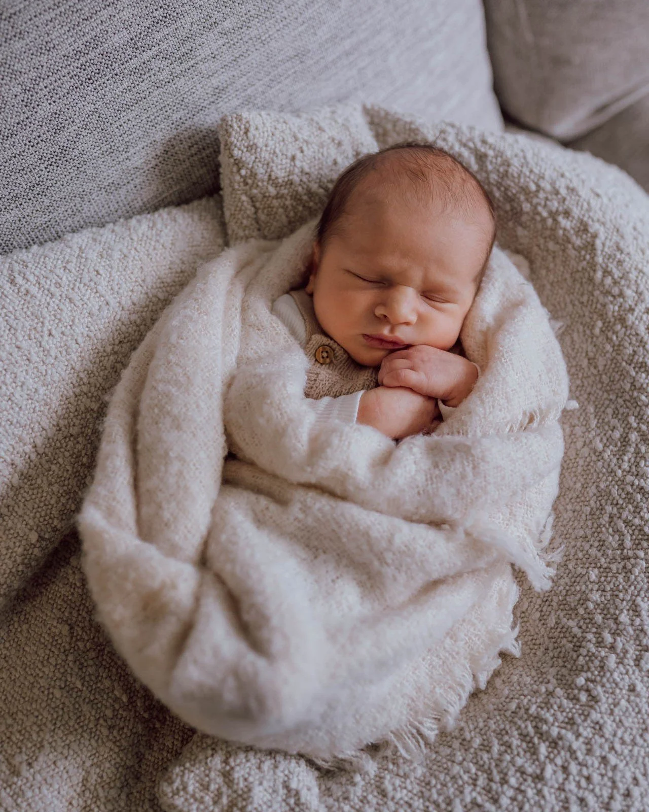 Cosy and Snug 🥰 I am so behind on all my sharing at the moment, I have so much to share with you over the coming months including so many gorgeous little bundles
.
.
#hawkesburynewbornphotographer #sydneynewbornphotographer #hillsdistrictnewbornphot