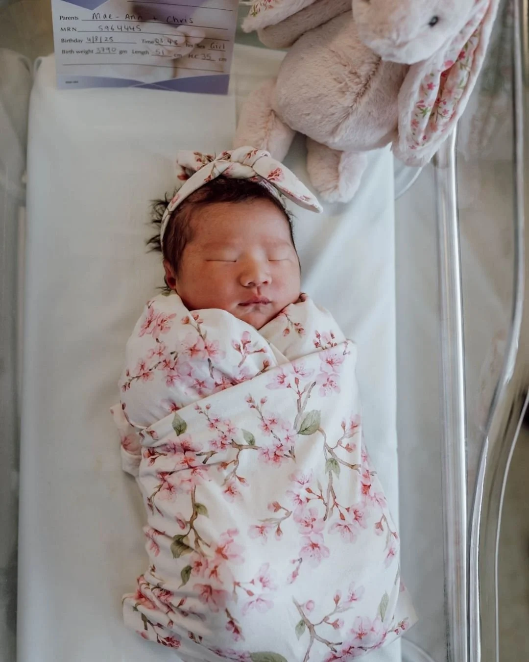 Fresh 48 sessions if you are wondering are taken in the hospital within the frist 48 hours of being born.  They are a quick 20 minute session to document this pivitol time in your life and the loved up newborn haze of just giving birth, celebrating t