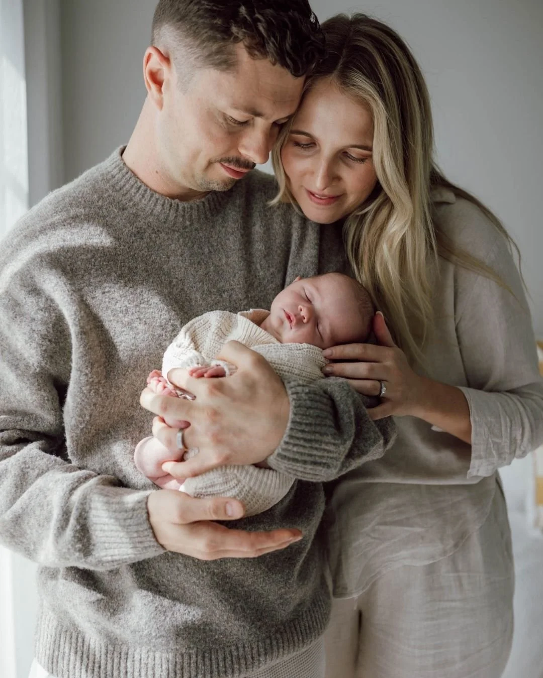 The deepest love you will ever feel.
Cosy and snug, held safely in the hands that love her most.
Reach out to book your session in

#hawkesburyphotographer #hawkesburynewbornphotographer #StorytellingPhotography #UnposedMoments #InHomeSession #sydney