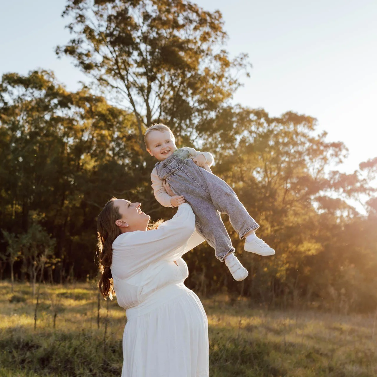 Just a mumma and her babies in some beautiful light, simple, sweet and all you need.
.
.#hawkesburymaternityphotographer #hillsdistrictmaternityphotography #sydneymaternityphotographer #relaxedmaternityphotography