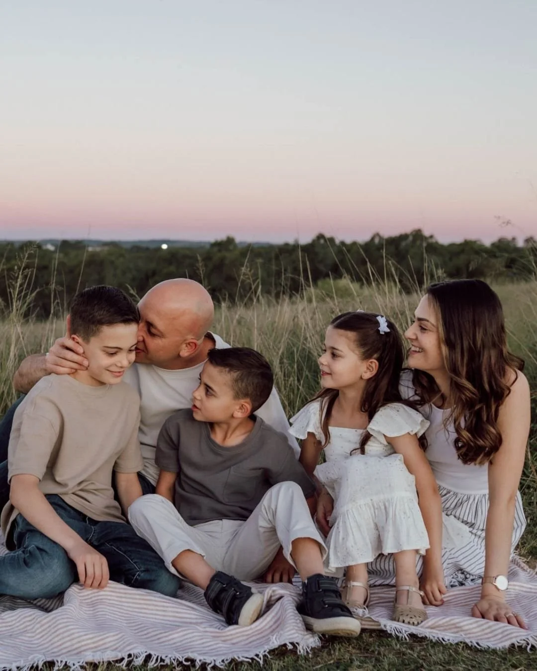 We are coming into my favourite time of year for family sessions. Winter is the best because:
1. The light! The oh so dreamy glowy winter sunsets are the absolute best
2. The clothes. Jeans and chunky knits add to the warmth in your photos
3. The snu