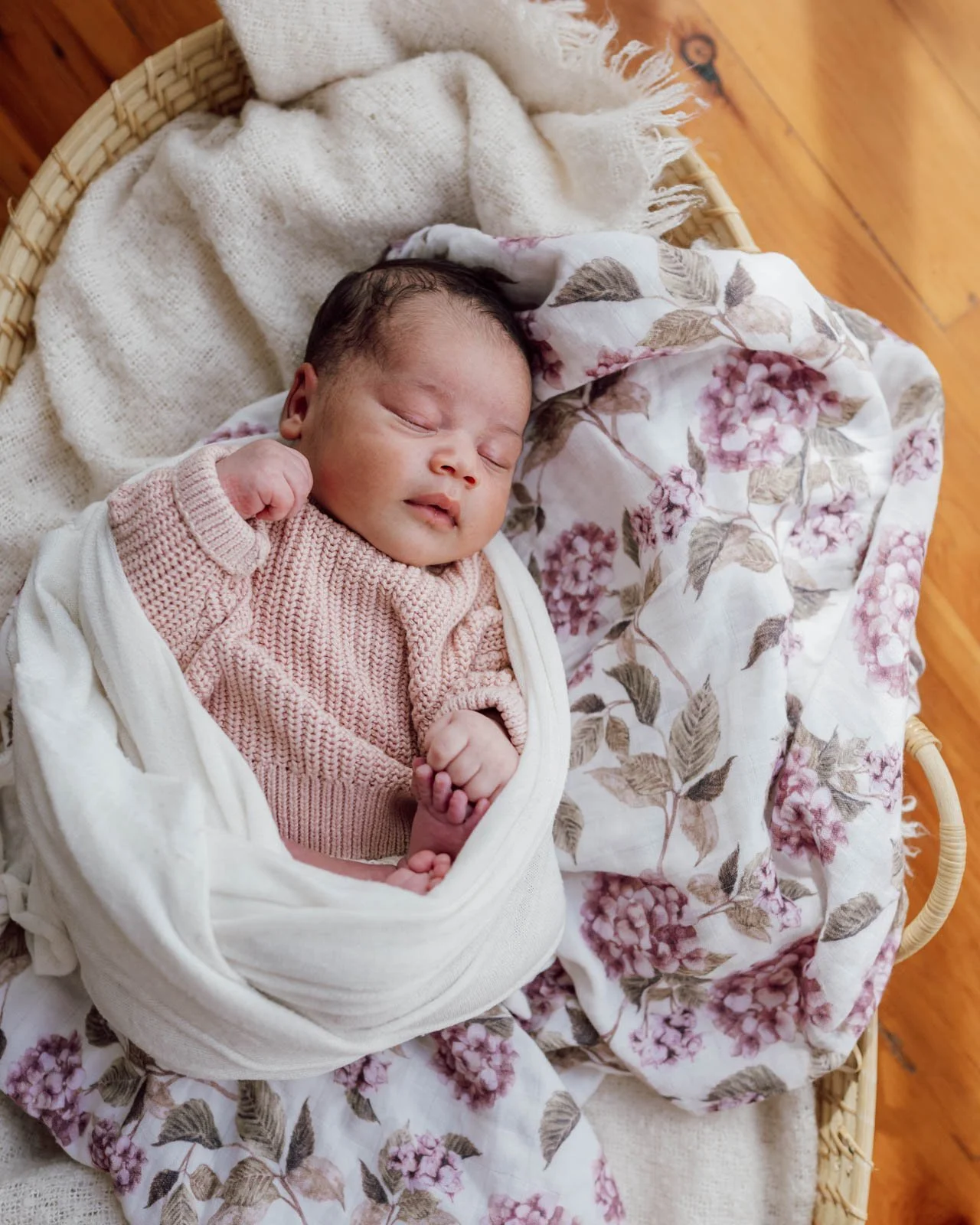 This sweet little one seems pretty happy to me about having her photo taken by yours truely! Loved catching up with these guys again and meeting their beautiful new addition😍