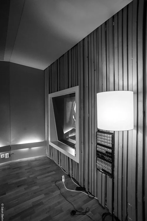 Foto: Beispiel für die Verknüpfung von Akustik, Architektur und dem Design von speziell entwickelten Akustikelementen (Helmholtzresonatoren, Plattenschwingern, Absorbern, Diffusoren) im Aufnahmestudio Salon Berlin .
