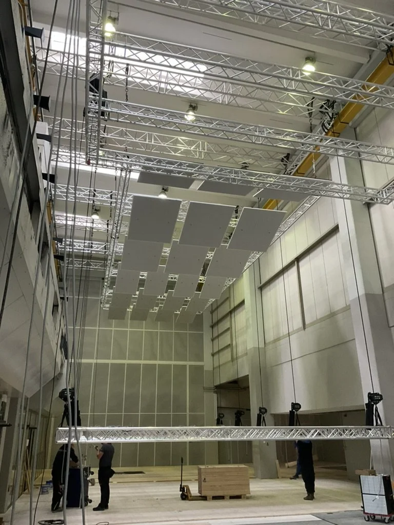 Installation der Deckenreflektoren im Interim Schwerin