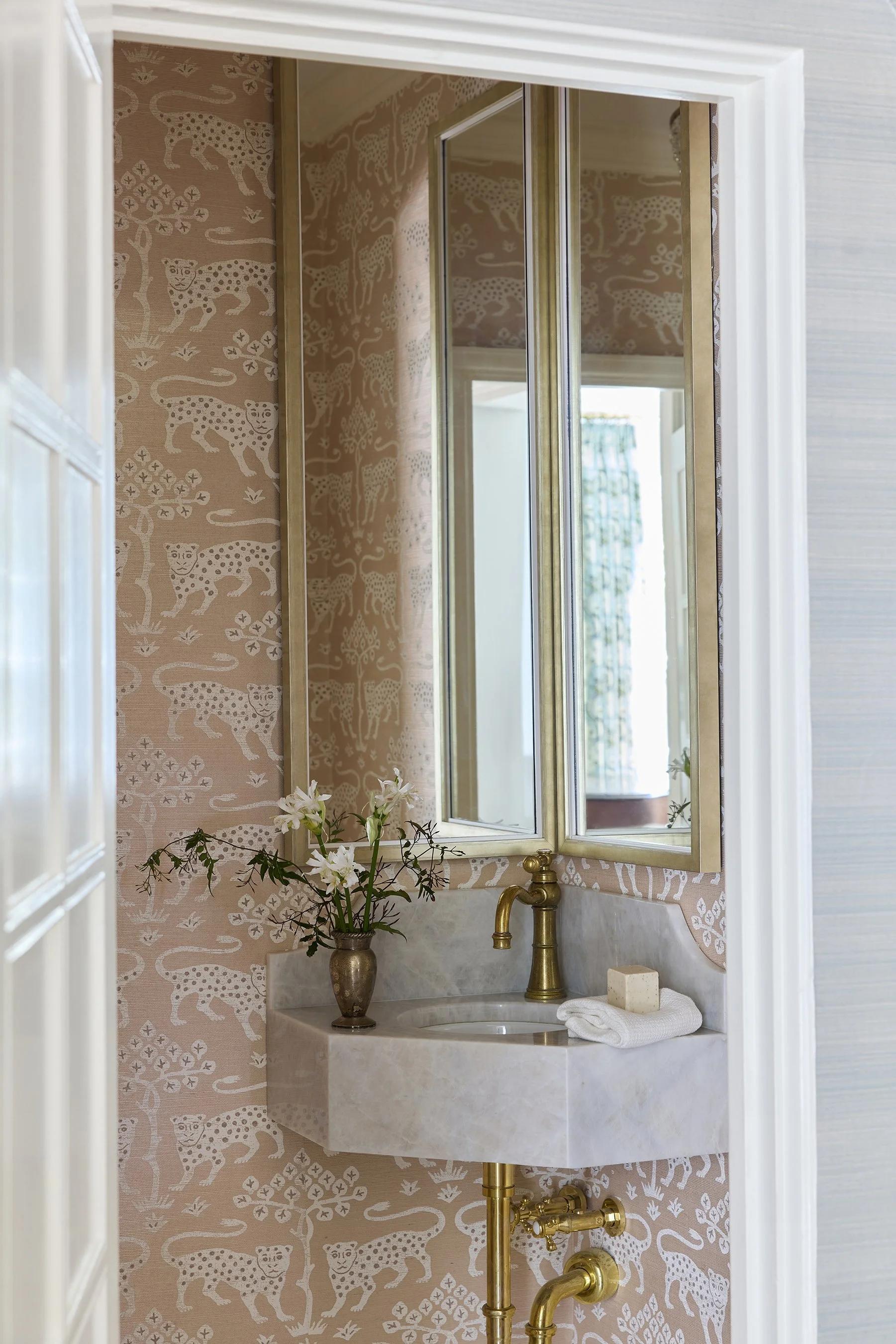 Savarie-Interiors-Linden-Powder-Room-wallpaper.jpg
