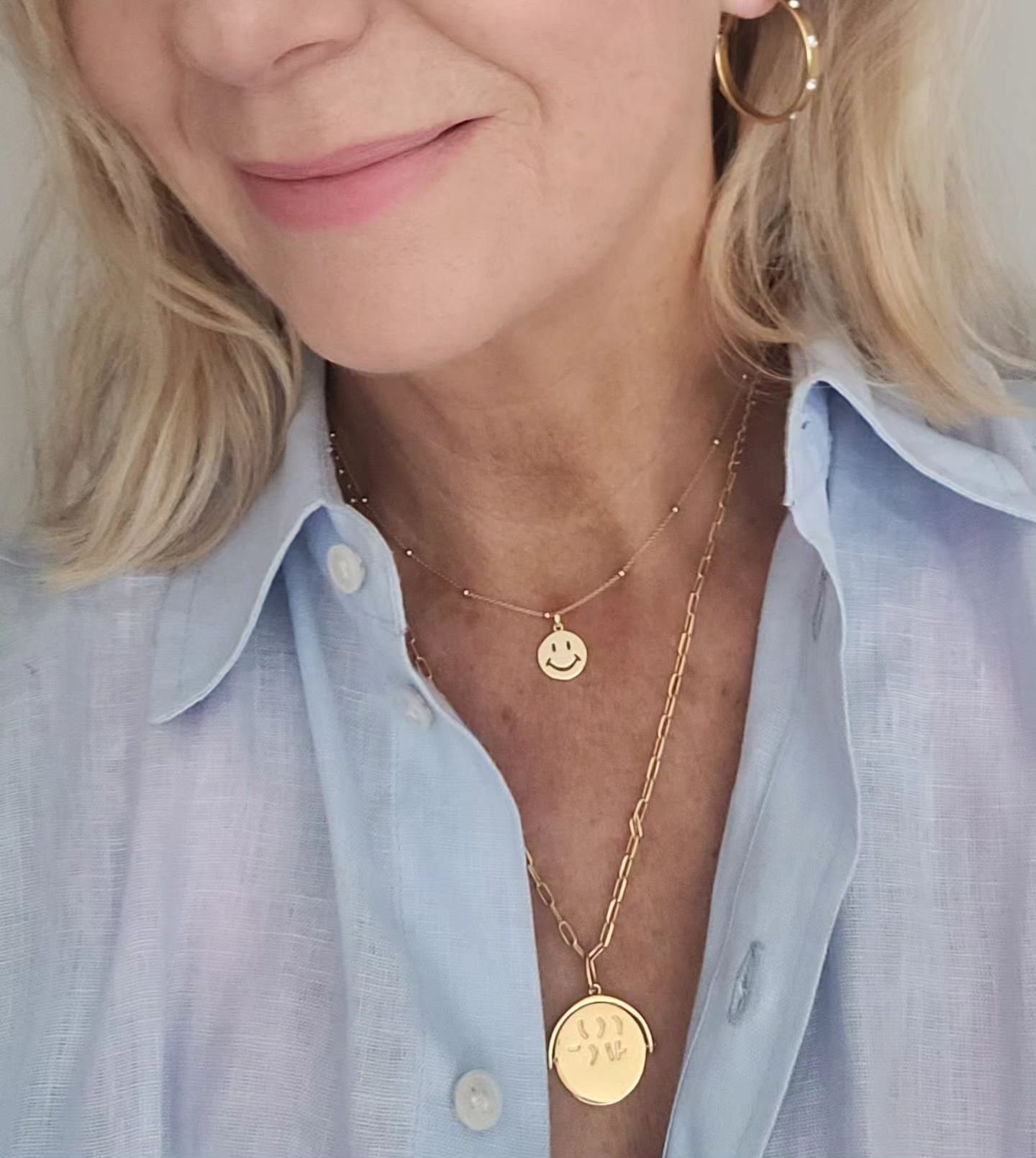 Love this new little Smiley face in Gold Vermeil, sits on an extra fine gold chain and layered here with my 'Love You' spin Pendant and new CZ stud Hoops 🙂 all on the website now, swipe for close ups &hearts;️
#smile #smileyface #smileyfacenecklace 