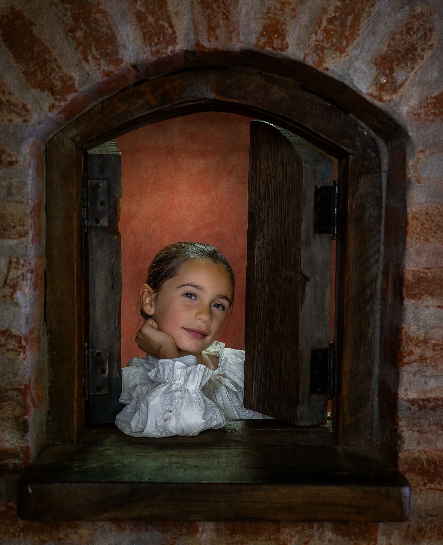 Luz mixta, flash Godox atr&aacute;s para iluminar el fondo, luz natural en la ventana&hellip;
Lente Sony 85 f1.4
📸Foto que sacamos durante la clase pr&aacute;ctica del curso Retratos con Alma

Todo el resto lo hizo esta modelito preciosa que tuvo pa