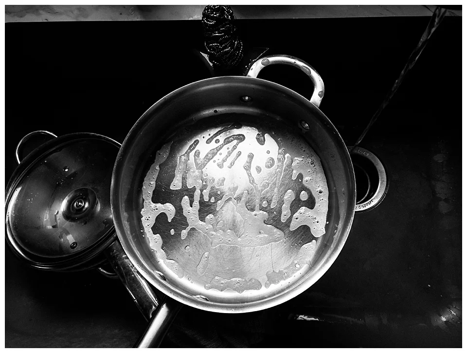 5:33 pm // Remember that stack of dishes in the sink this morning? Yeah, I'm just now getting to them.