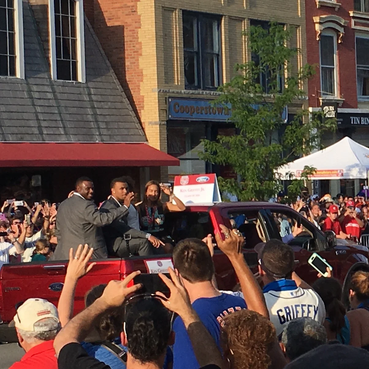 Griffey with his wife and two of his kids at the Hall of Fame Parade on July 24, 2016.