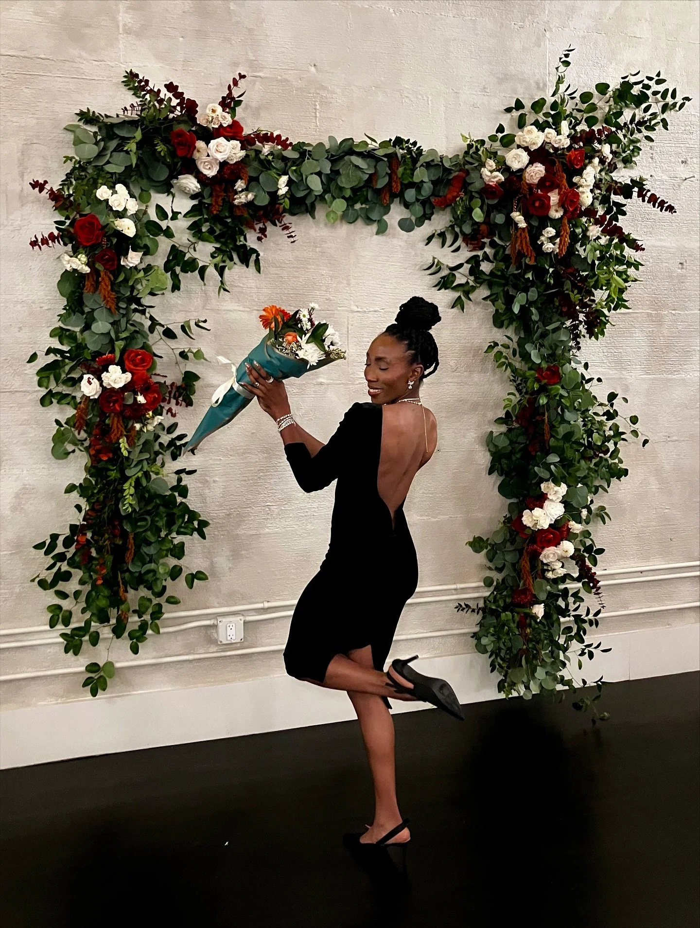 Party and wedding season is here!! @lulus has you covered with the perfect black dress!!! ✨💐

#lulusambassador