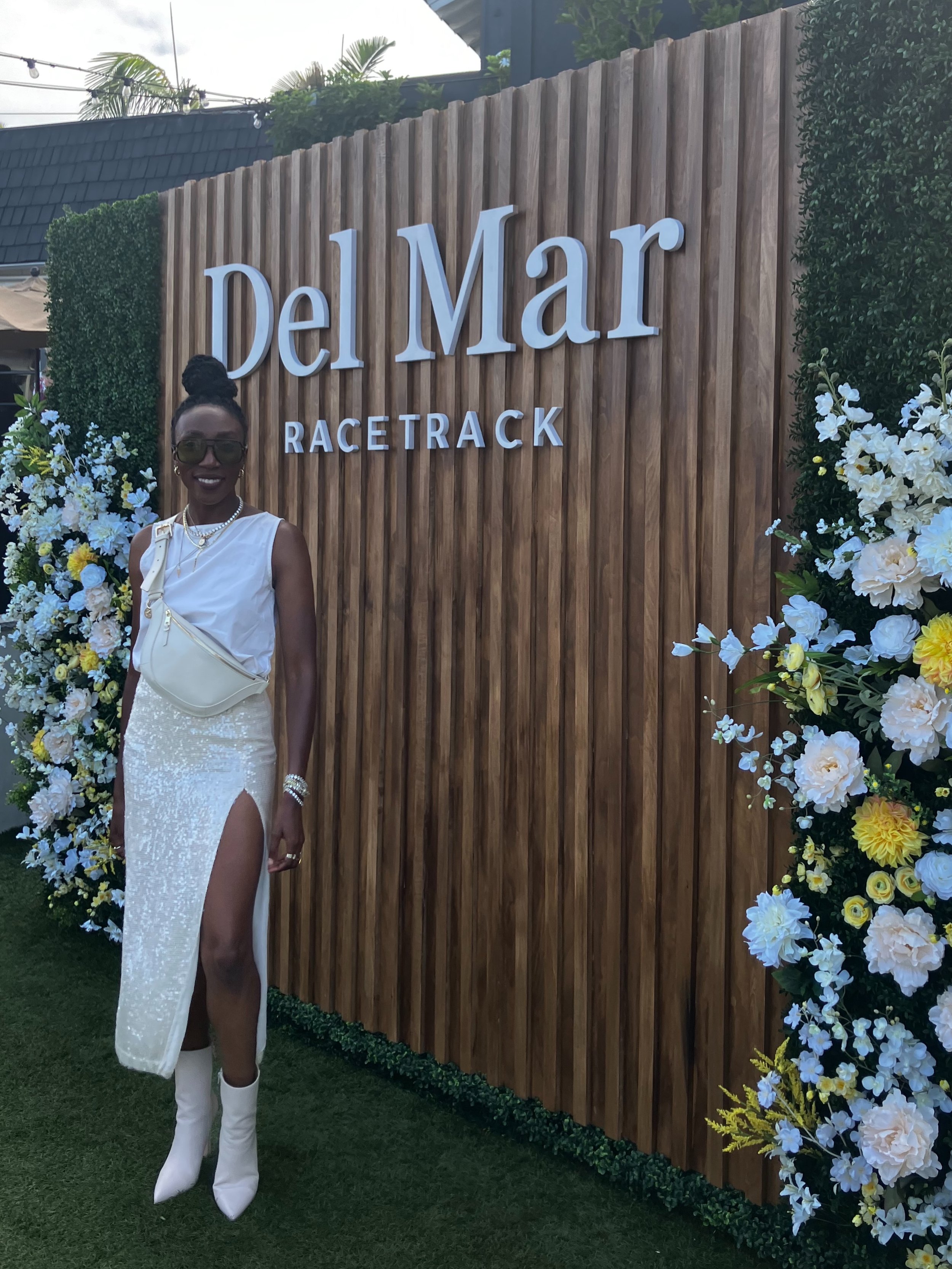 Look of the day&hellip; of course with a lil sparkle ✨ 
@delmarracing season starts soon and the @candylandcafeofficial is now open in San Diego!!

It&rsquo;s always fun to get out and go to events!! 🤗🤗
My skirt and top are both from @renttherunway
