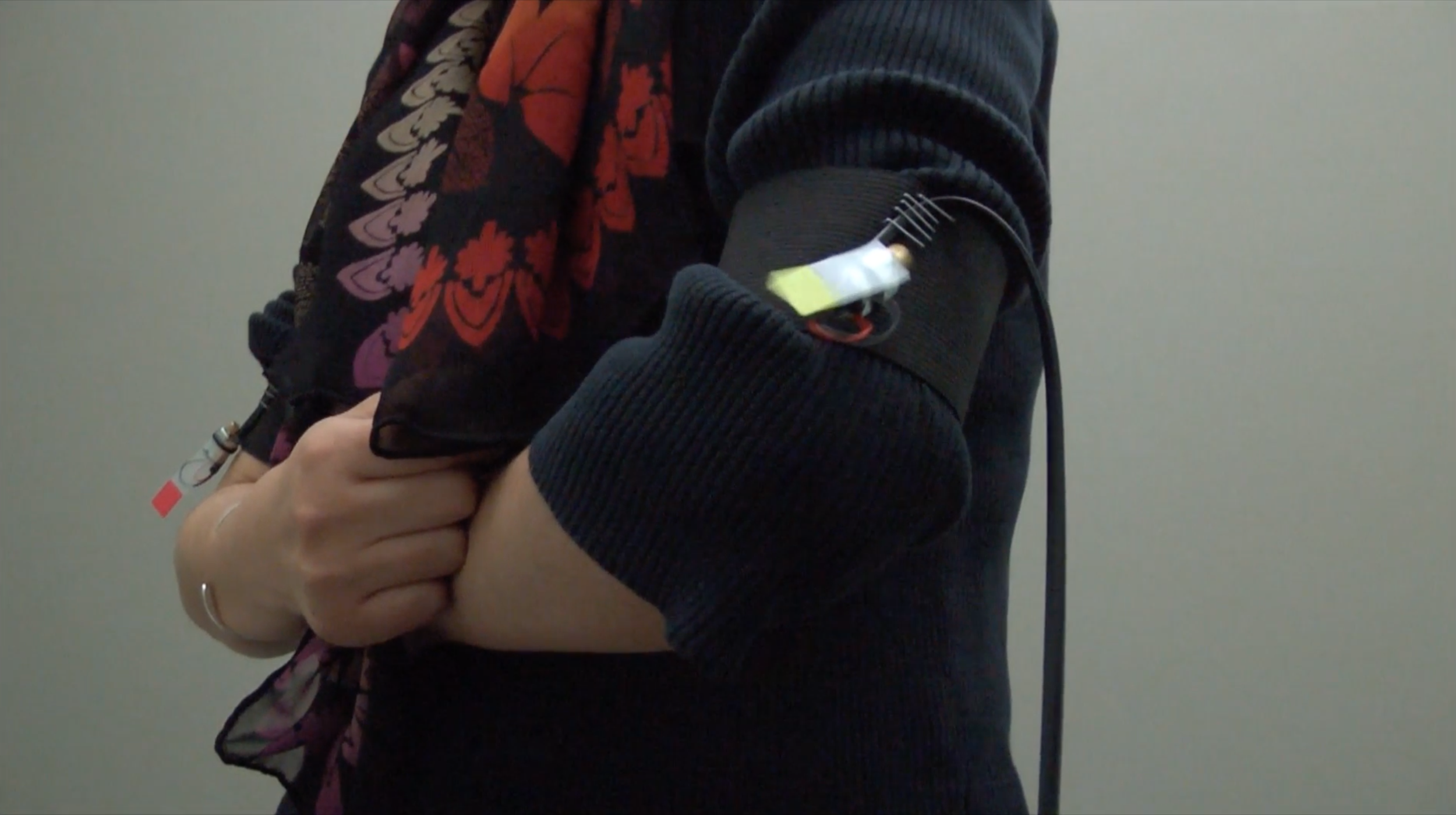 gaze-controlled vibrating elbows