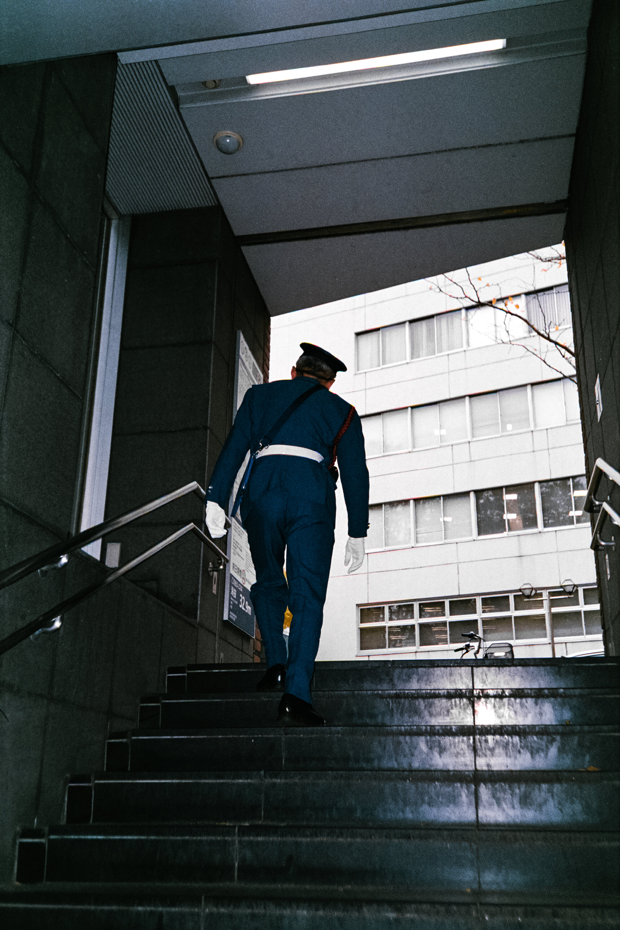 police-officer-shinjuku-station-tokyo-japan.jpg