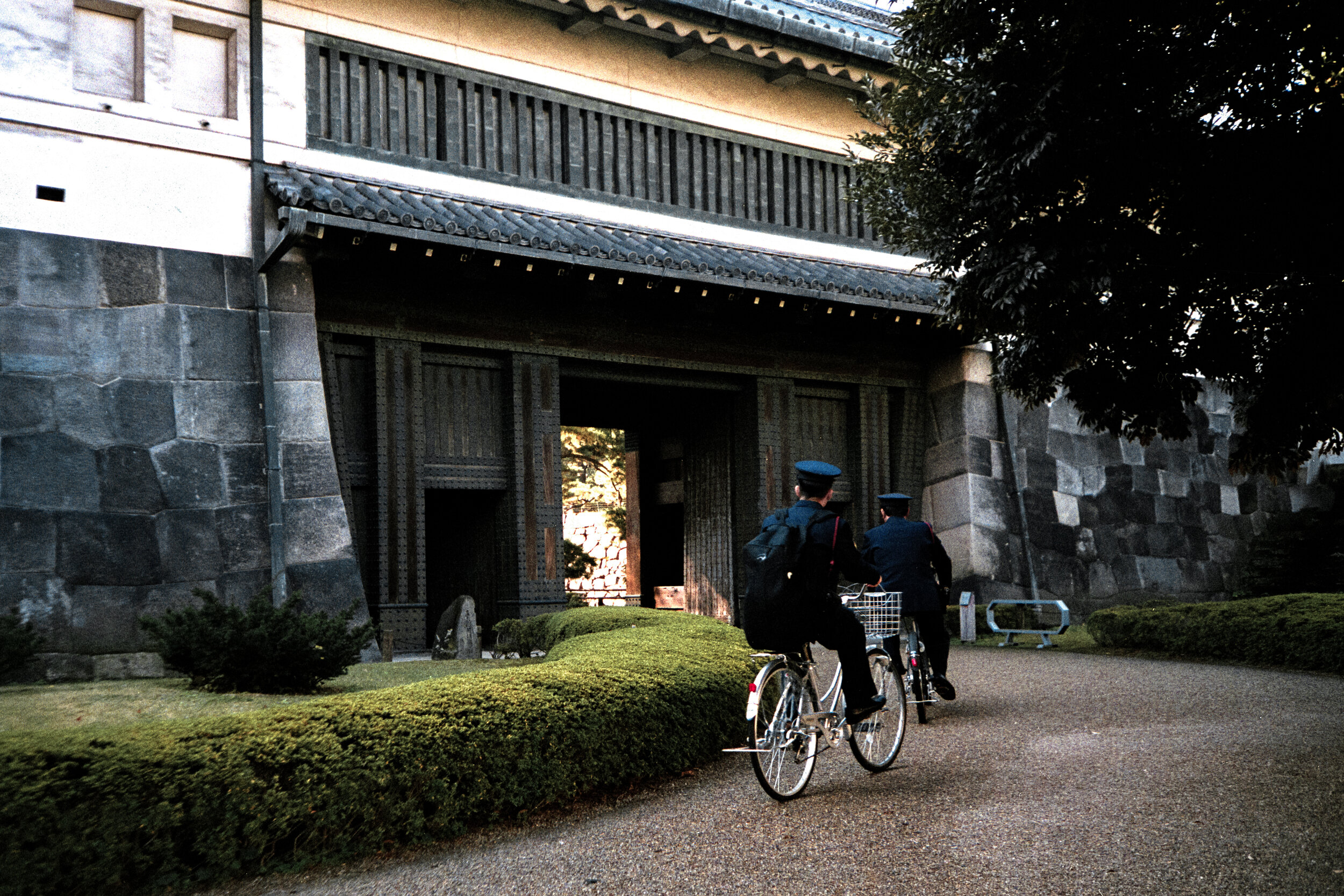 imperial_palace_tokyo_guards.jpg