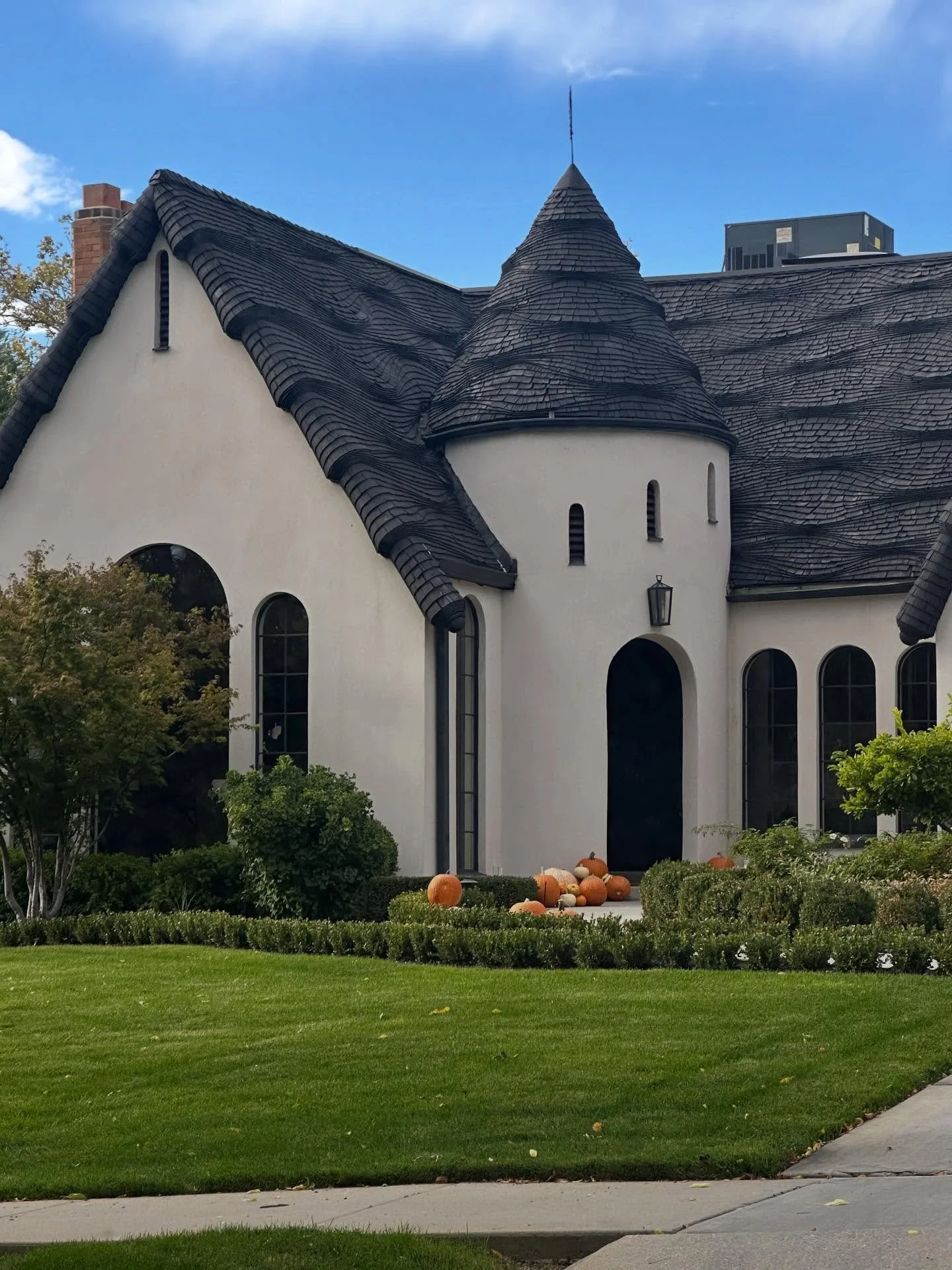 Harvard Yale, it&rsquo;s your season 😍

Love this SLC neighborhood: quiet, tree-lined streets are dotted with homes ranging from bungalows and English cottages to Tudor-style estates. It seriously feels like a living movie set 😄 Grab a coffee and t