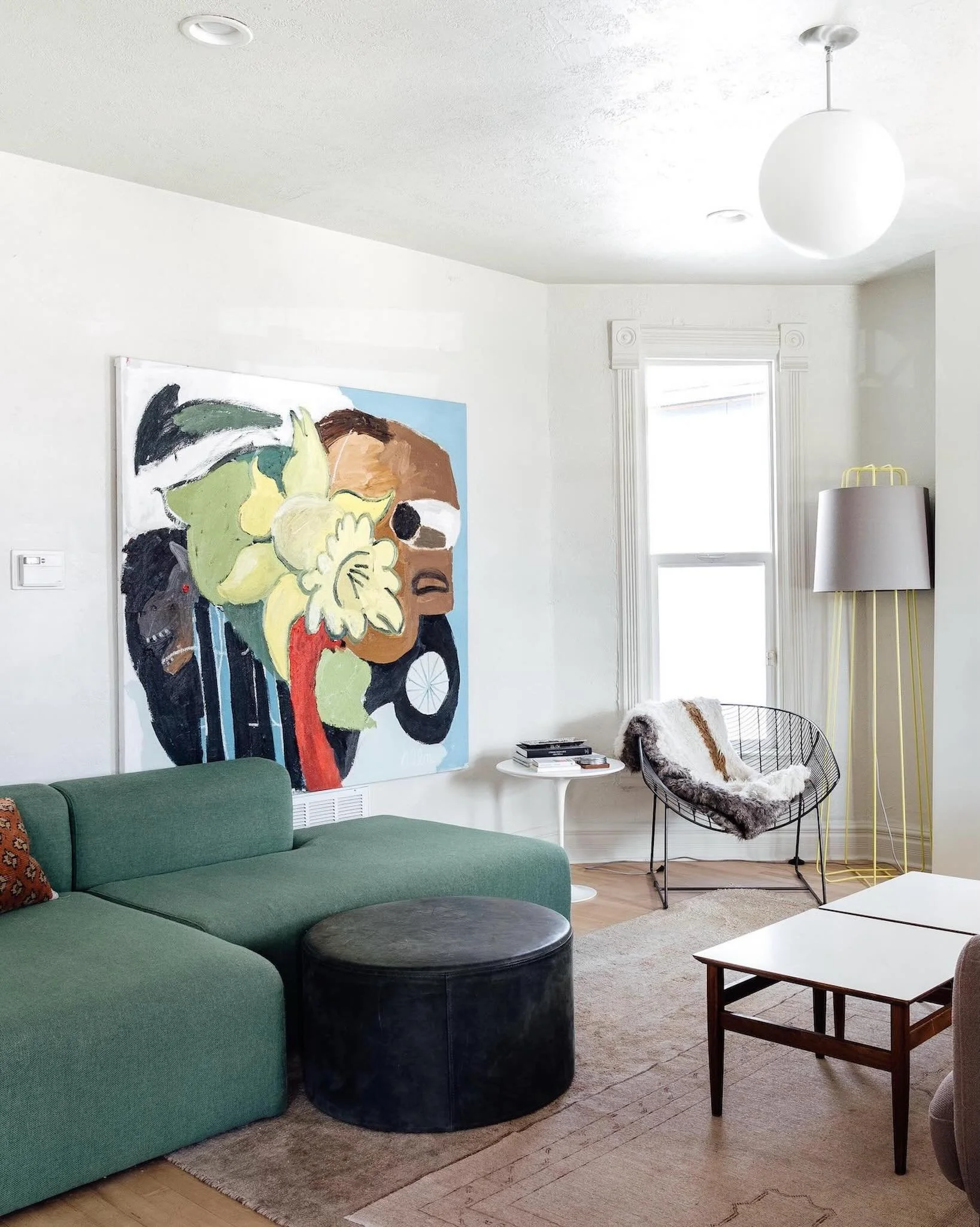 This home sold years ago, but this image has stayed with me. I love that the owner&rsquo;s style is bold yet still feels understated. It&rsquo;s also a great example of how original art can completely change a space 😍 (especially when it&rsquo;s a c