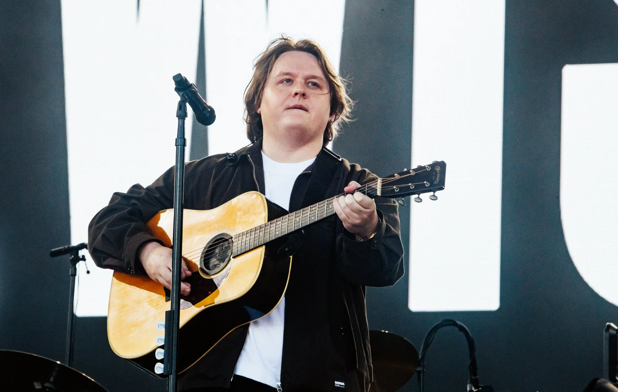 NMEAR_NME-GLASTO-2025-LEWIS-CAPALDI-LIVE-ANDY-FORD-12@2000x1270-1.jpg