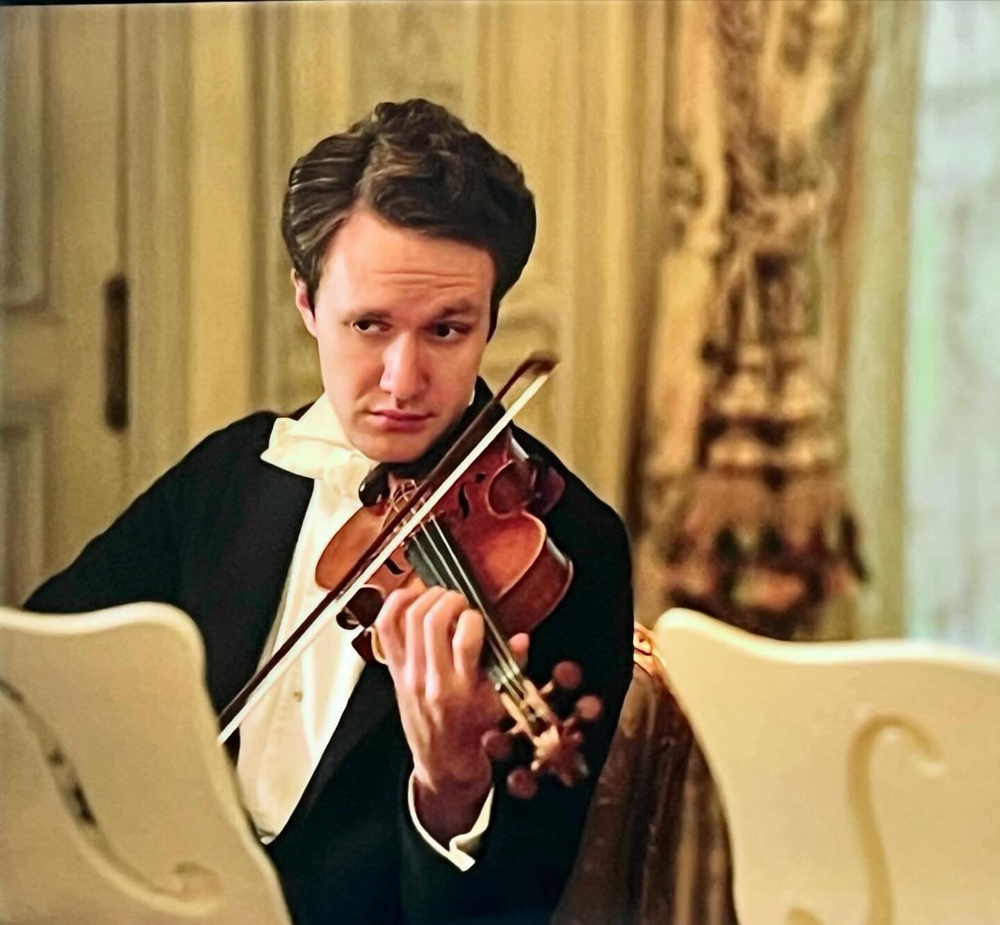 Anima regular, Ryan Shannon, entertaining the Duke of Buckingham. #gildedageseason2 
#newport #mansion #violin