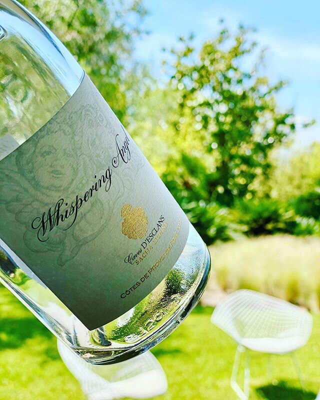And then we were flowing towards summer, and then air standing still, time slowing down, a break, a suspension, apart... apart from the time it takes to bring a bottle down...😀😀 @thewhisperingangel #summer #anyothersunday #rosewine #ete #vinros&eac