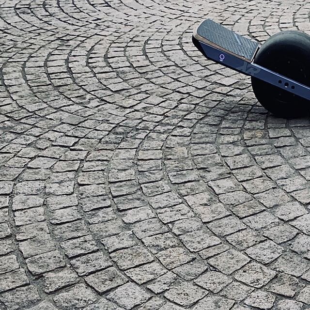 A new member in our crew dedicated to the art of moving from A to B 🤩 @onewheel thanks to all the team @rideonexperience #onewheel #onewheelcraft #onewheelxr #asphaltsnowboarding #asphaltsurfing #snowboarding #surfing #flow #vans #moving #ontheway #