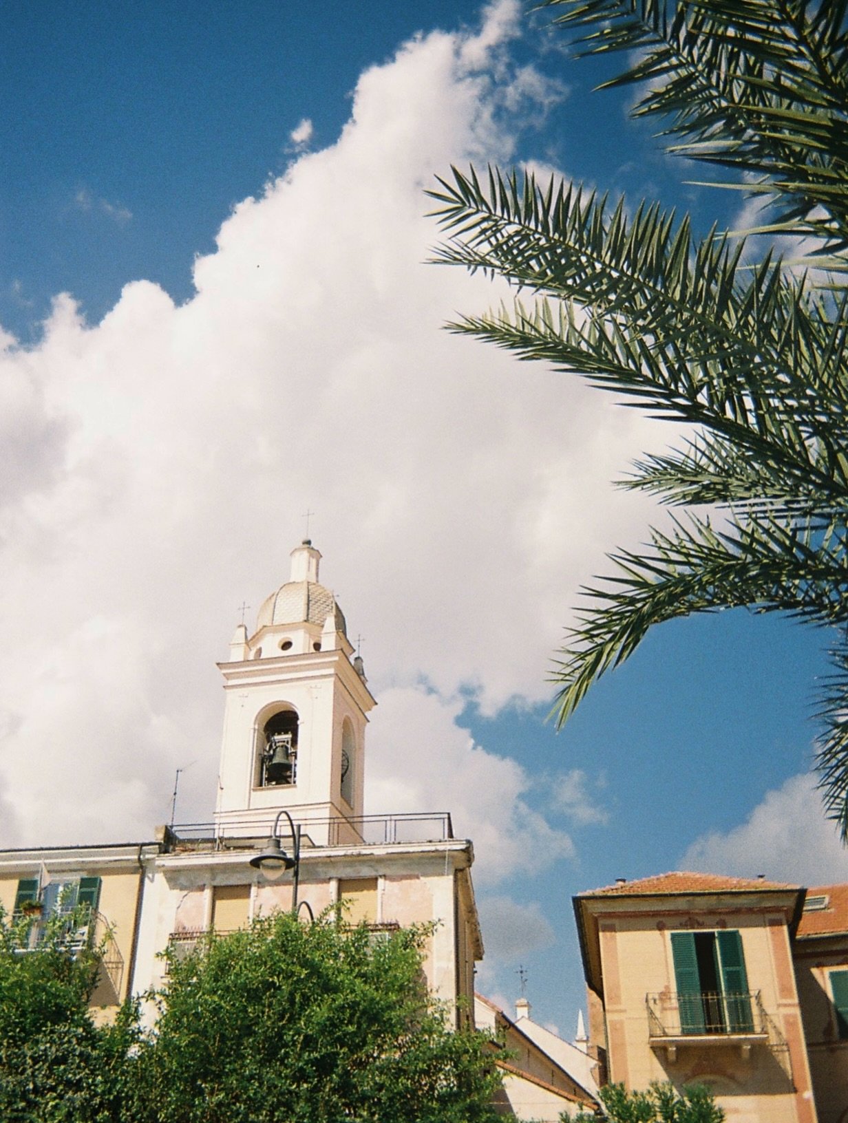 A disposable camera filled in for my jammed 35mm canon ae-1 on this trip to the Italian riviera. I can&rsquo;t say it&rsquo;s my favorite outcome, but at least it scratched the itch for film. Digitals to come soon! Xx

#kodakdisposable #italyonfilm #