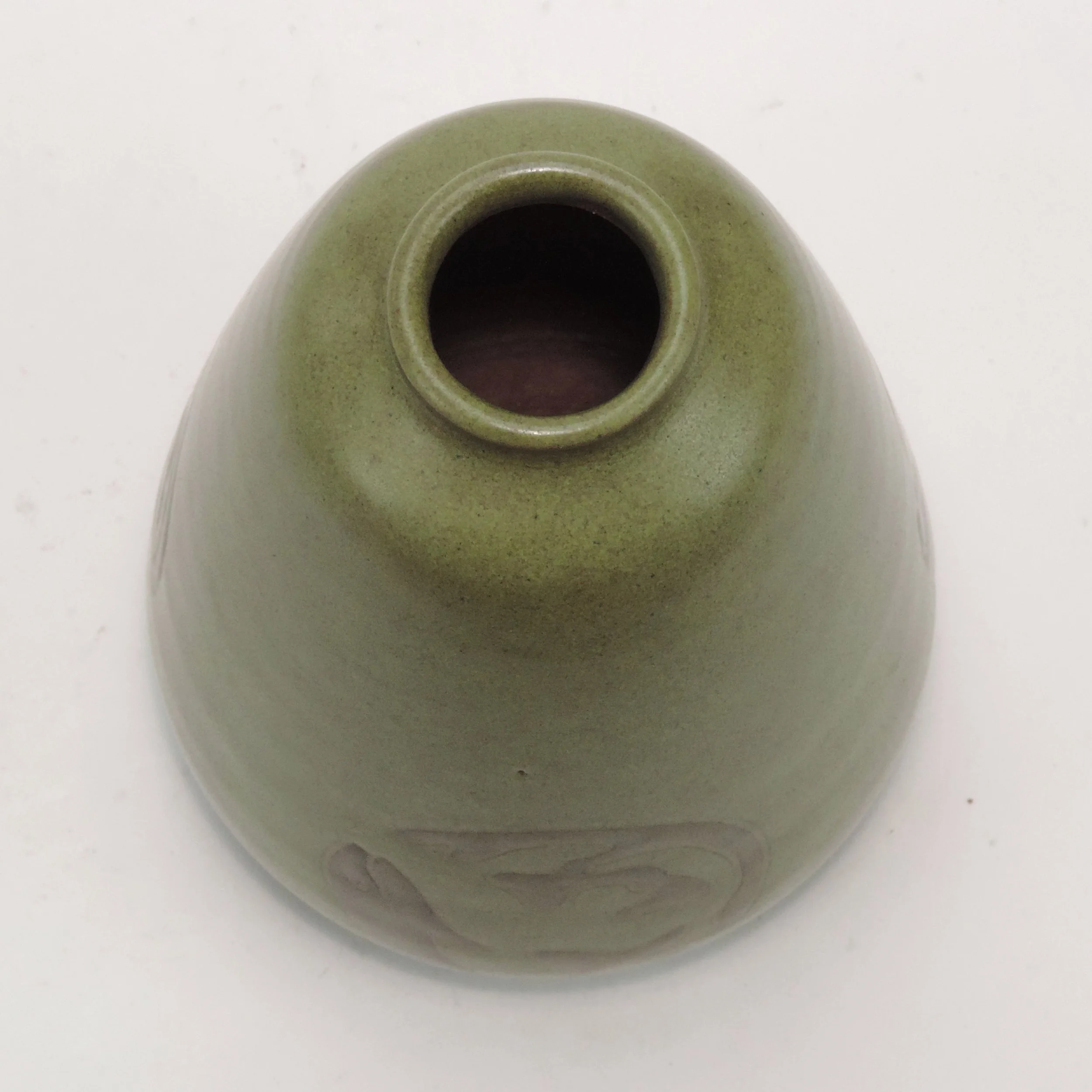 Marblehead-Pottery-5-38in-fish-seaweed-olive-green-vase-D.jpg