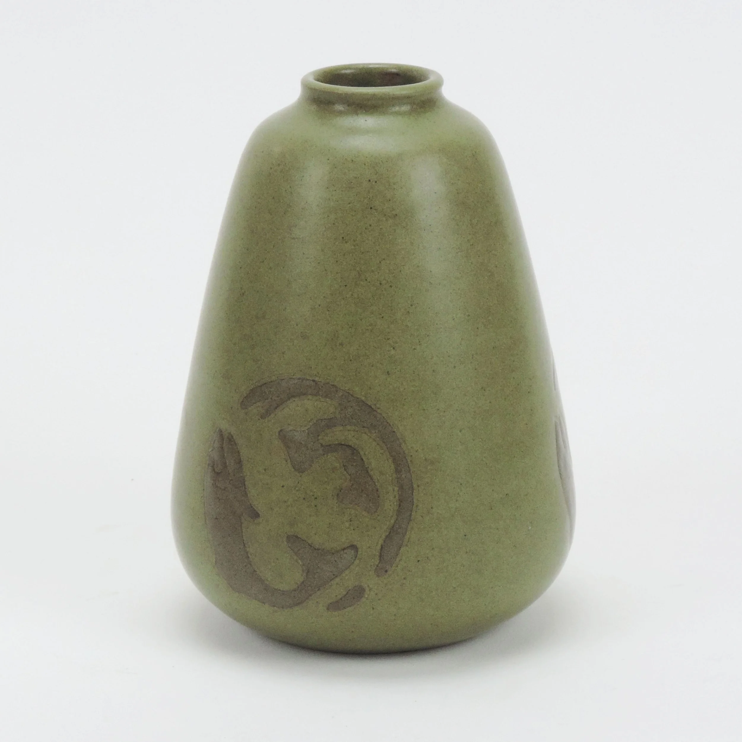 Marblehead-Pottery-5-38in-fish-seaweed-olive-green-vase-B.jpg