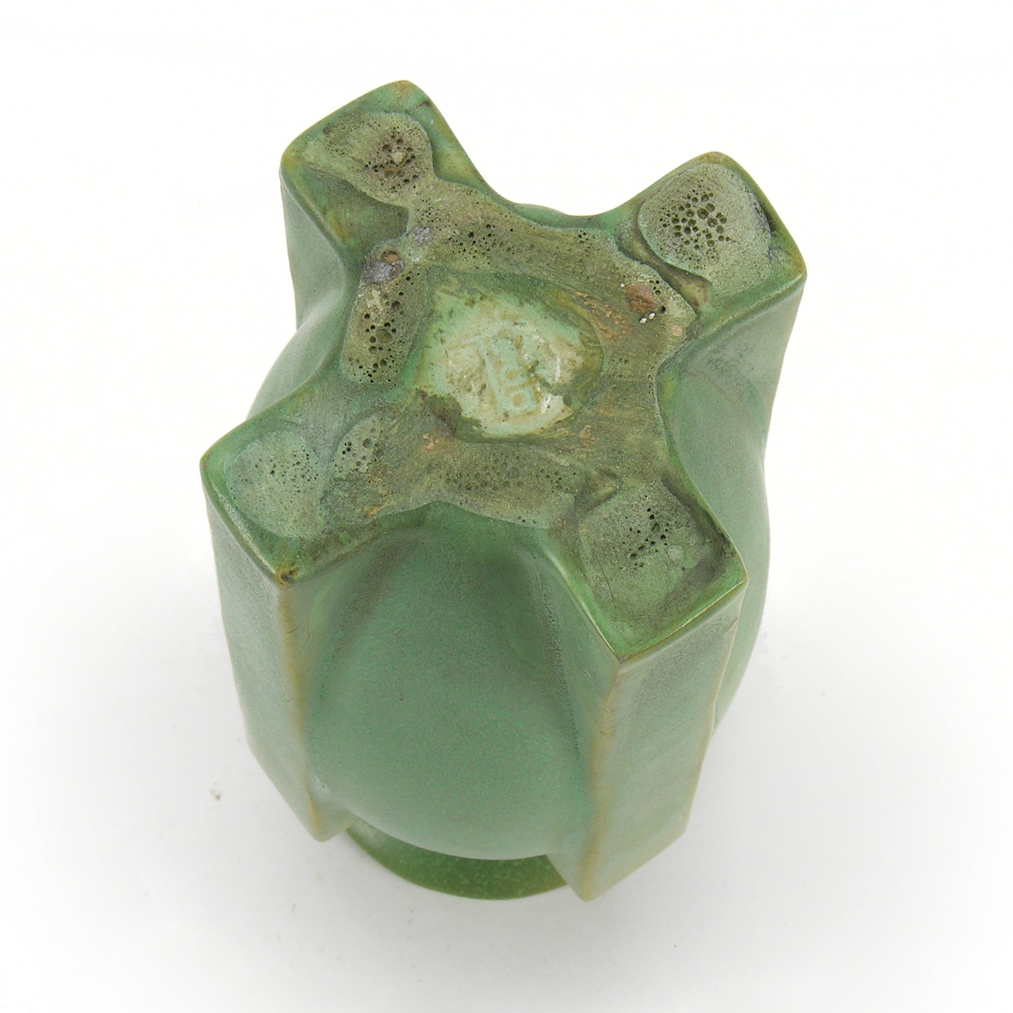 Teco-rocketship-4-buttress-7-38in-vase-417-E.jpg