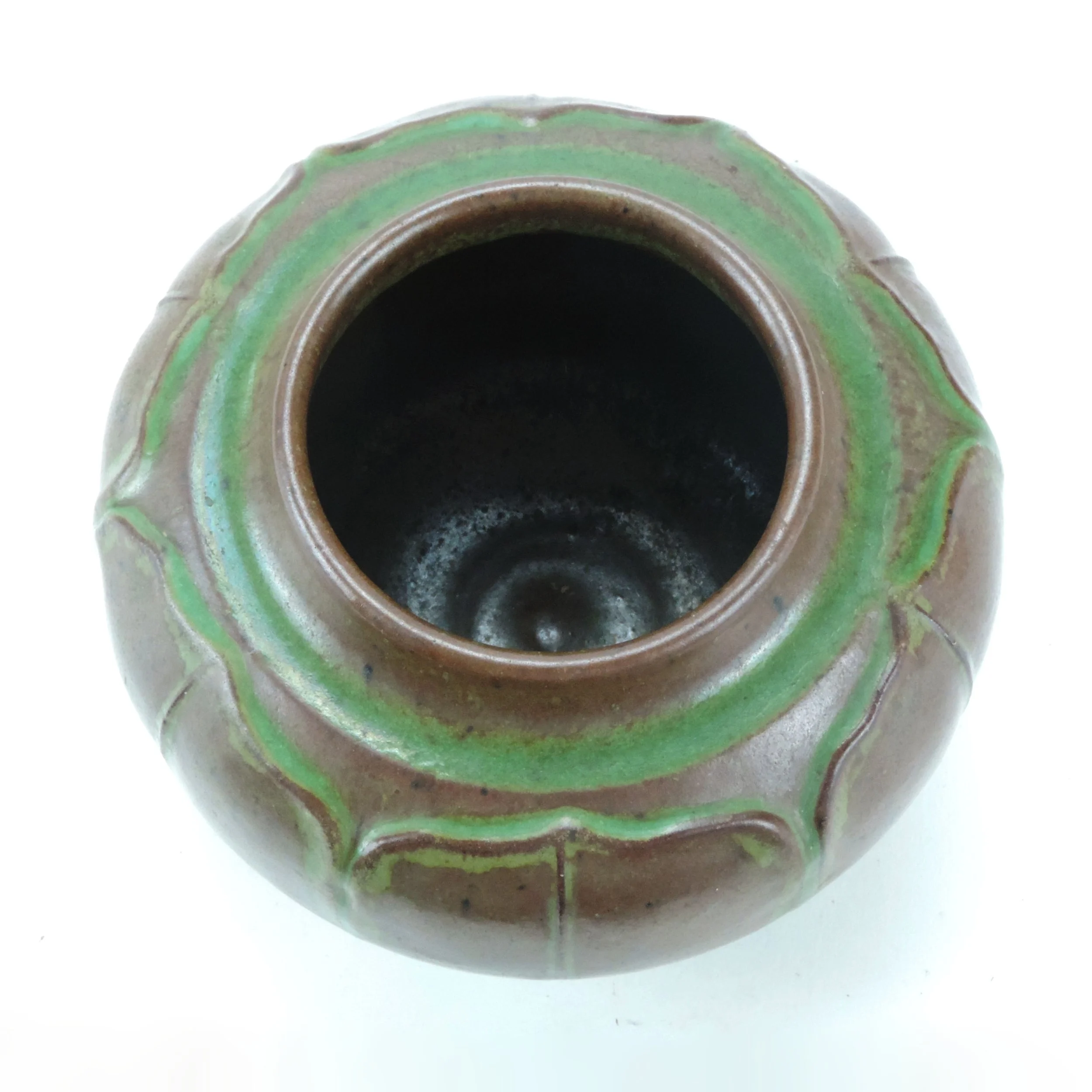WJW-4-78dia-x-3-58in-green-brown-6-leaf-vase-D.jpg