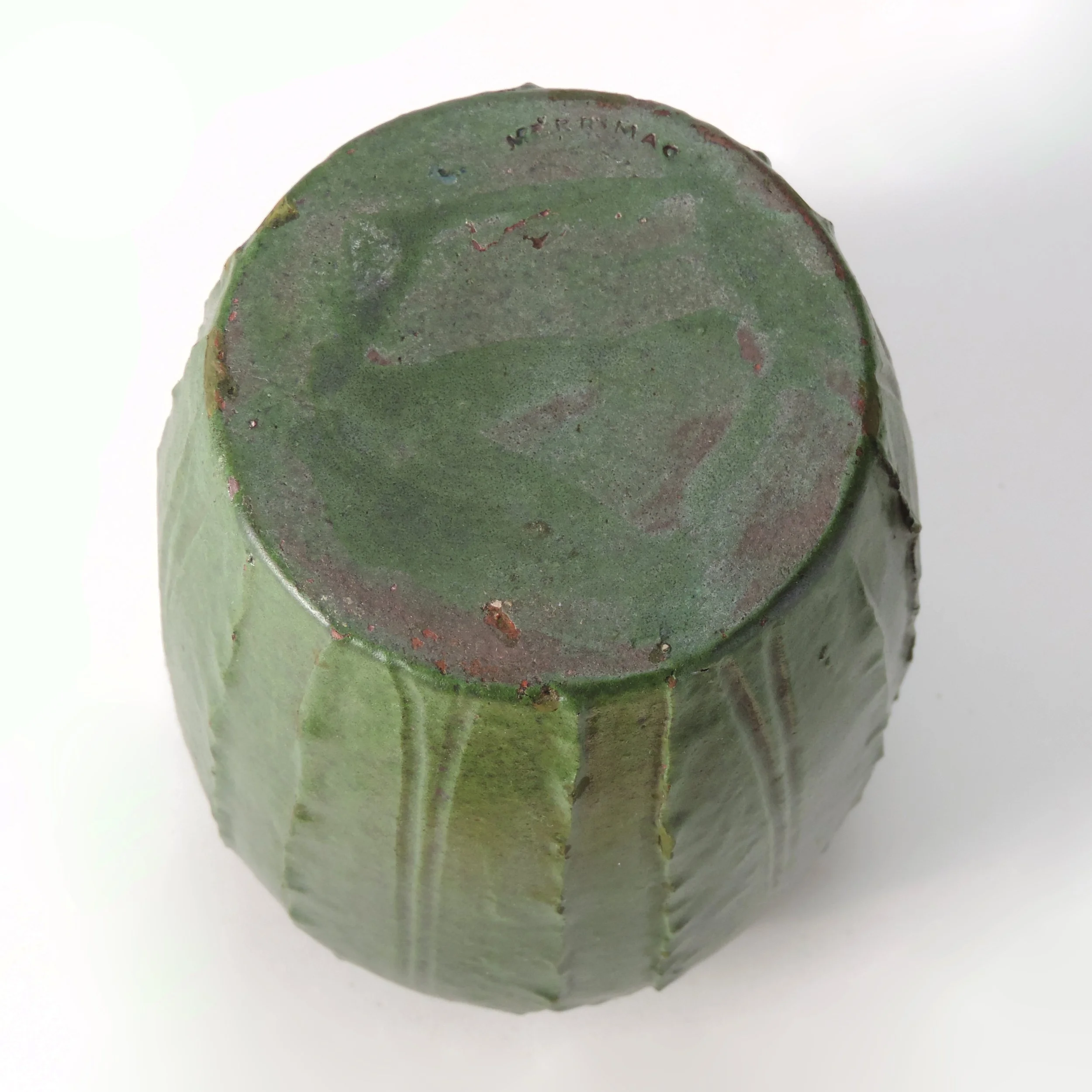 Merrimac-Pottery-6in-green-overlapping-leaf-vase-E.jpg