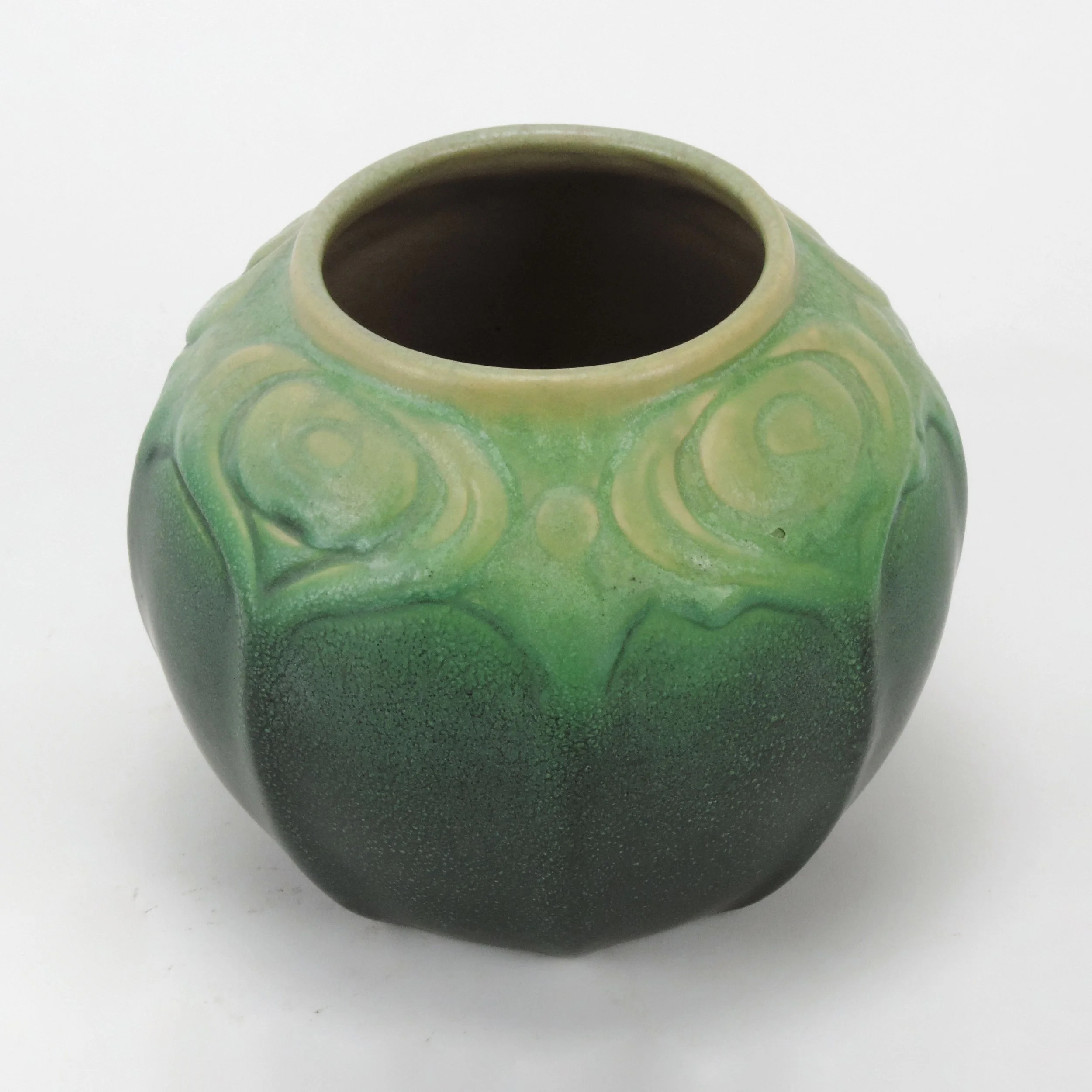 VanBriggle-1905-peacock-feathers-5-58in-231-vase-C.jpg