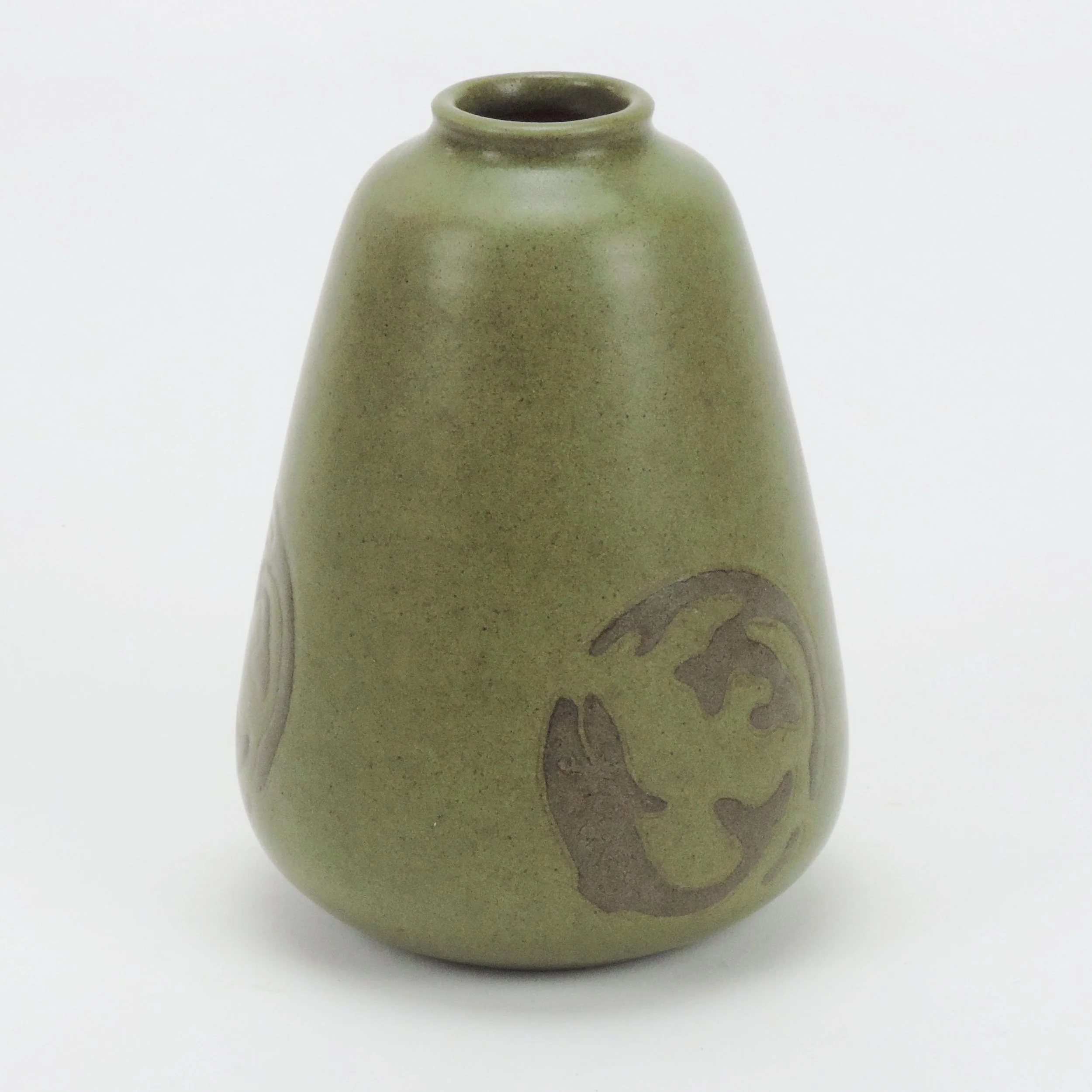 Marblehead-Pottery-5-38in-fish-seaweed-olive-green-vase-C.jpg