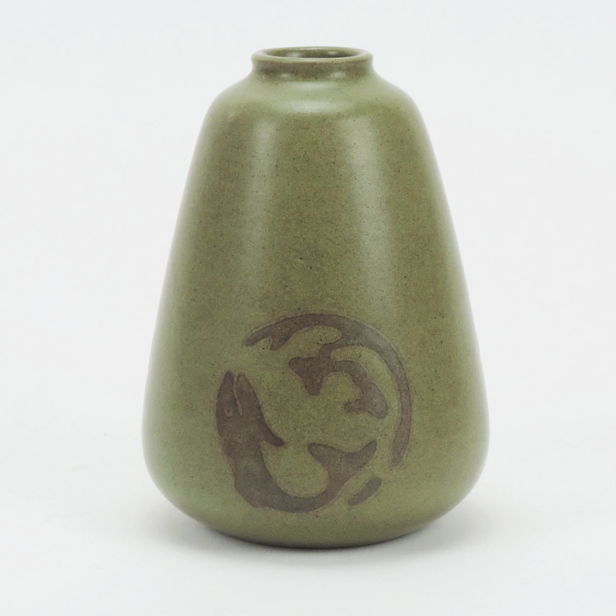 Marblehead-Pottery-5-38in-fish-seaweed-olive-green-vase-A.jpg