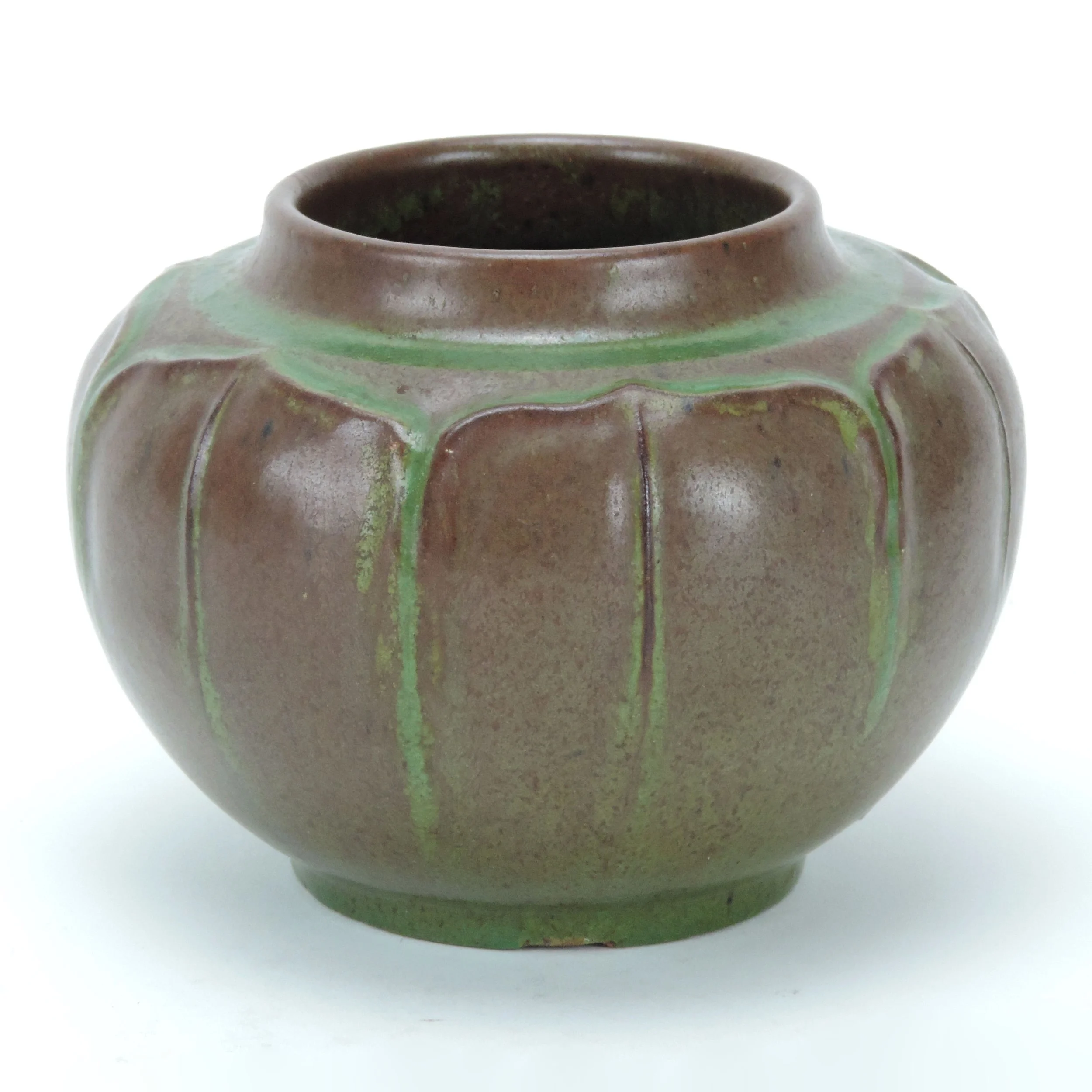 WJW-4-78dia-x-3-58in-green-brown-6-leaf-vase-C.jpg