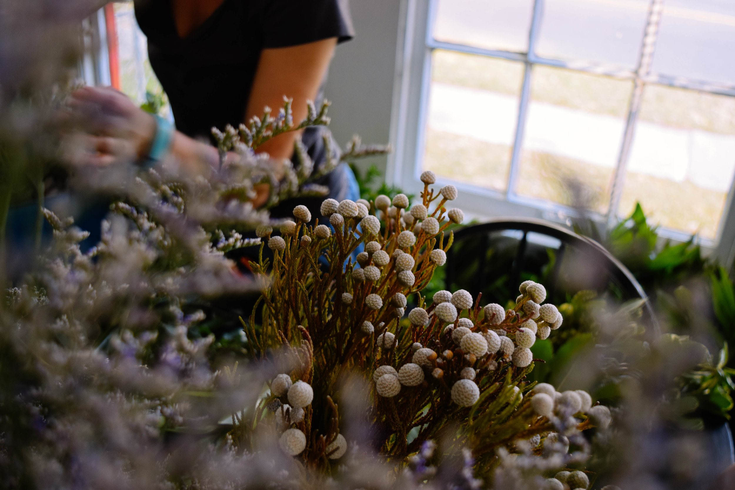 CREATING A WEDDING BOUQUET (Via: JacinthaPayne.com)