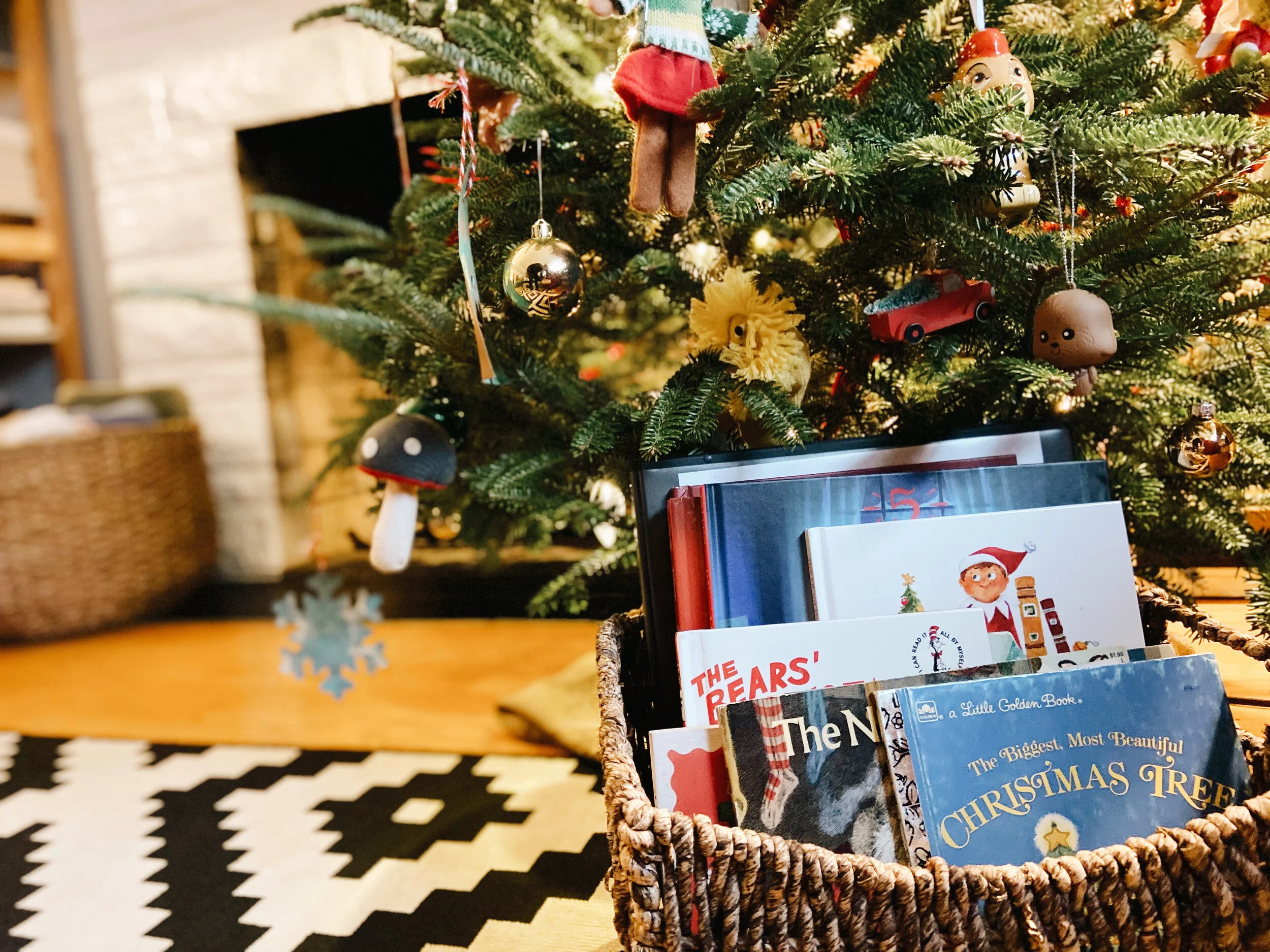 HOLIDAY LIVING ROOM TOUR (Via JacinthaPayne.com)