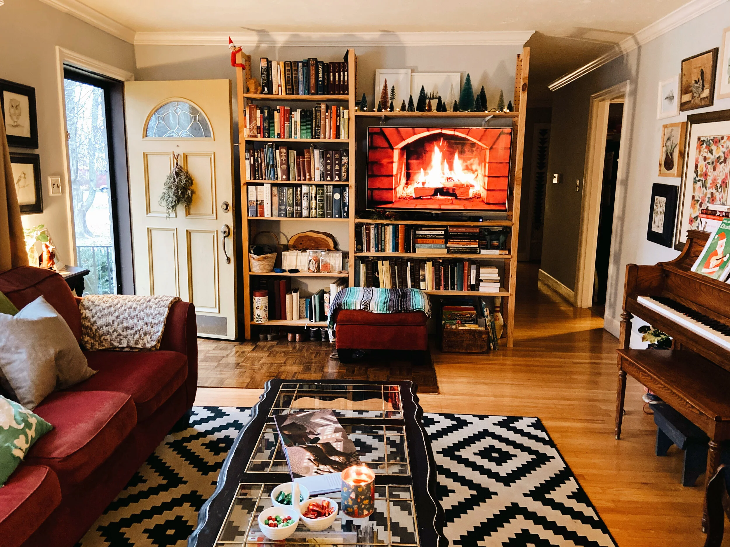 HOLIDAY LIVING ROOM TOUR (Via JacinthaPayne.com)
